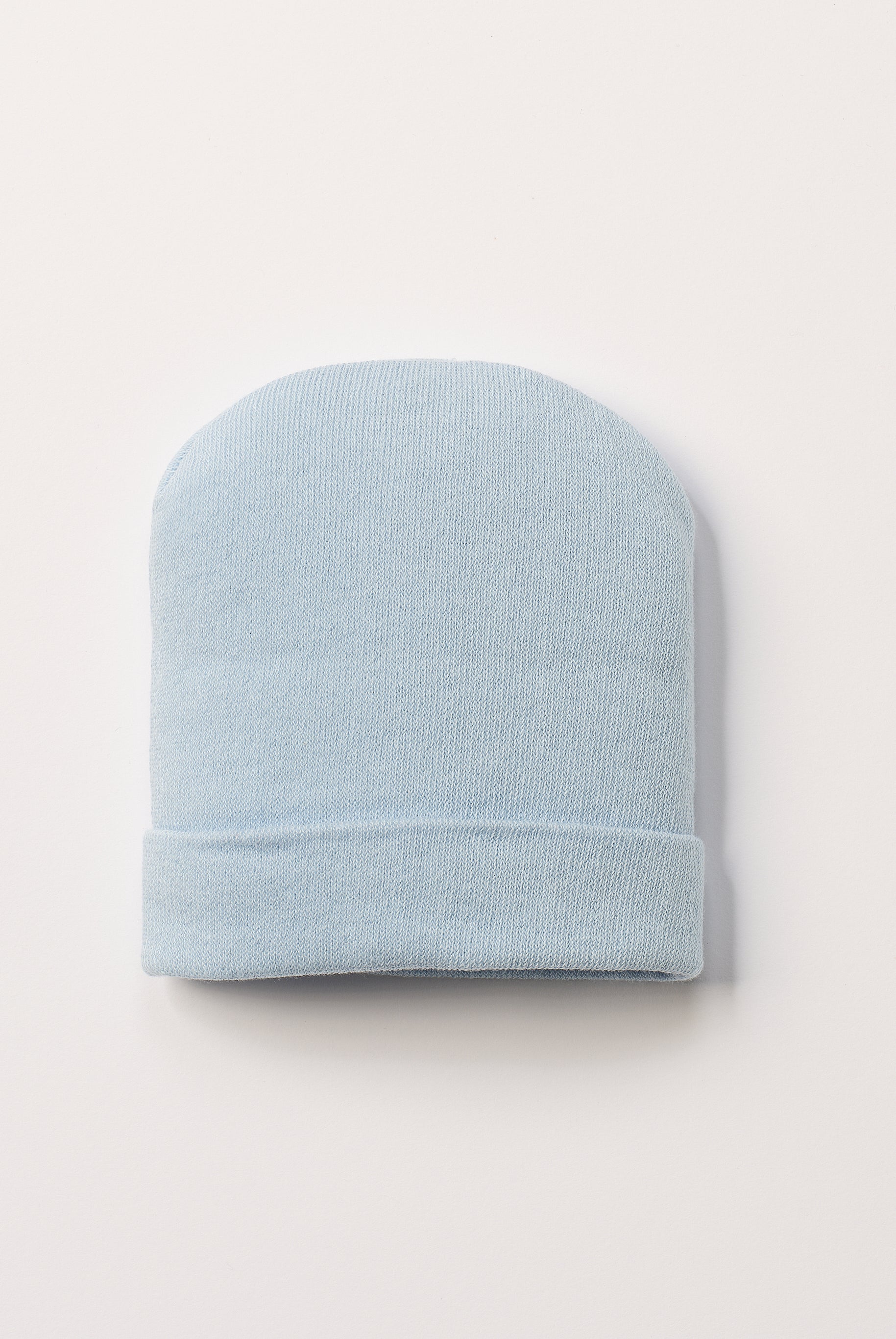 Die weiche und wärmespendende Mütze von AMIO Firenze ist das perfekte Accessoire für die kalte Jahreszeit. Maximaler Tragekomfort, gepaart mit einer herausragenden Passform. Die Materialzusammensetzung macht die Mütze elastisch und lässt diese auch mitwachsen. Der Mützenumschlag lässt sich nach unten klappen, sodass man mindestens eine weitere Größe gewinnt.
Höchste Qualität, bestes Preis-Leistungs-Verhältnis MADE IN ITALY.