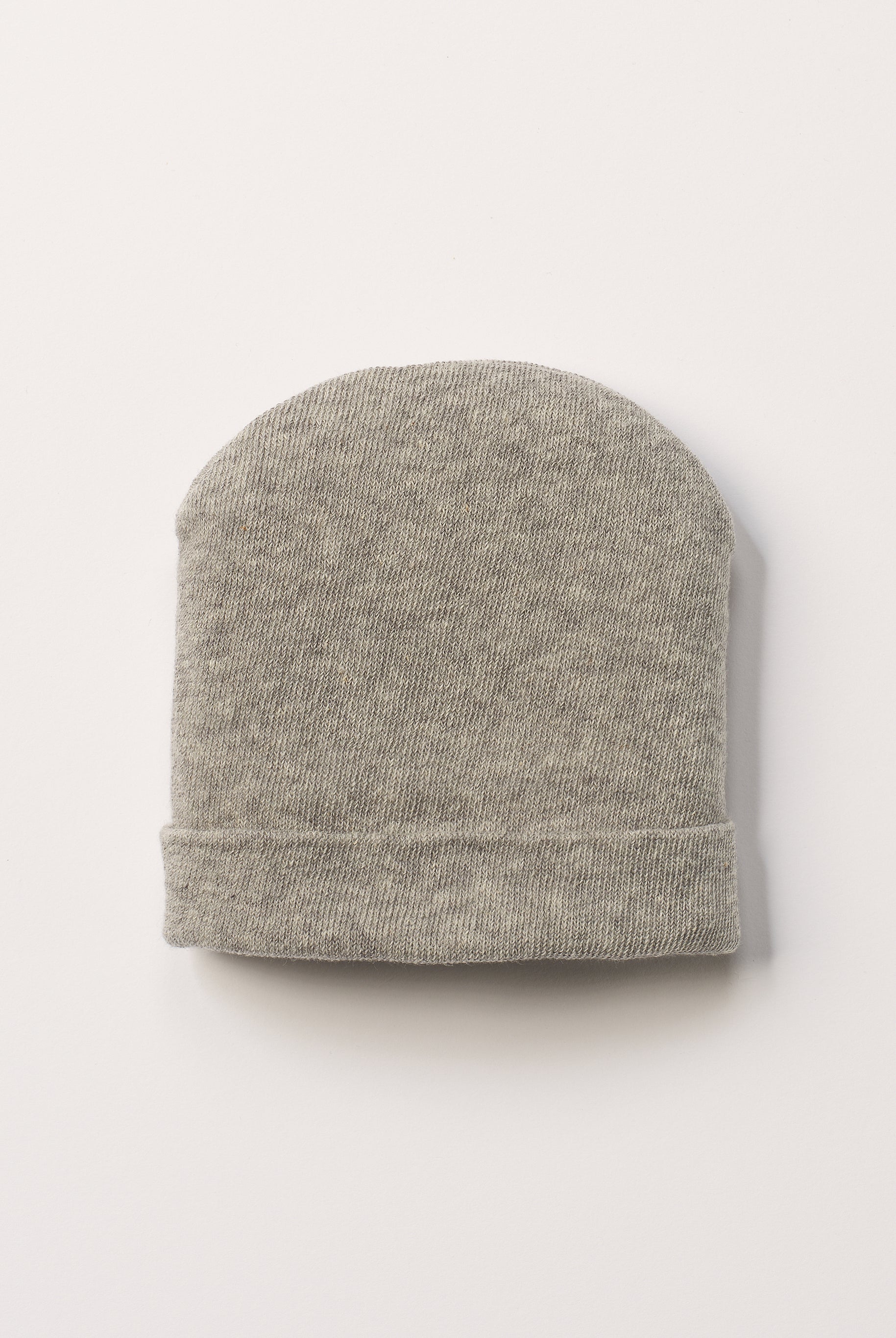 Die weiche und wärmespendende Mütze von AMIO Firenze ist das perfekte Accessoire für die kalte Jahreszeit. Maximaler Tragekomfort, gepaart mit einer herausragenden Passform. Die Materialzusammensetzung macht die Mütze elastisch und lässt diese auch mitwachsen. Der Mützenumschlag lässt sich nach unten klappen, sodass man mindestens eine weitere Größe gewinnt.
Höchste Qualität, bestes Preis-Leistungs-Verhältnis MADE IN ITALY.