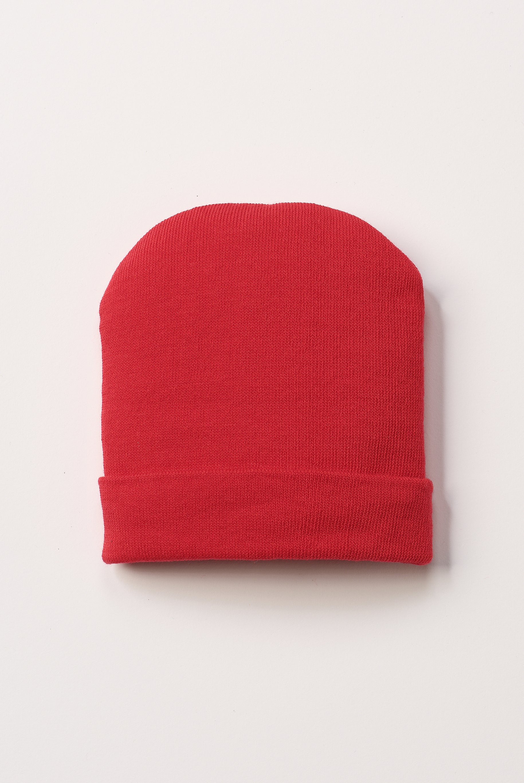 Die weiche und wärmespendende Mütze von AMIO Firenze ist das perfekte Accessoire für die kalte Jahreszeit und insbesondere für die Weihnachtssaison. Maximaler Tragekomfort, gepaart mit einer herausragenden Passform. Die Materialzusammensetzung macht die Mütze elastisch und lässt diese auch mitwachsen. Der Mützenumschlag lässt sich nach unten klappen, sodass man mindestens eine weitere Größe gewinnt.
Höchste Qualität, bestes Preis-Leistungs-Verhältnis MADE IN ITALY.