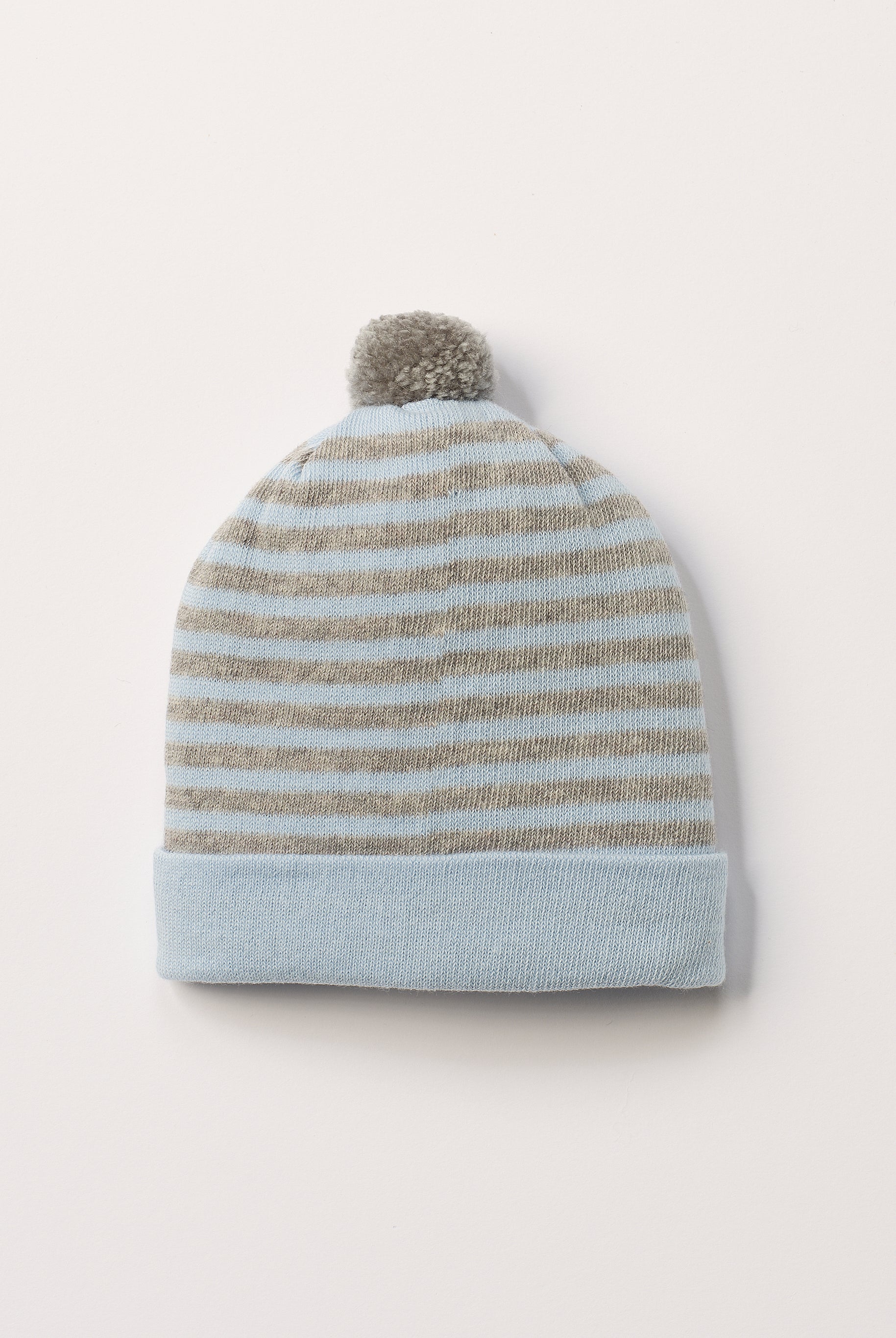 Die weiche und wärmespendende Mütze von AMIO Firenze ist das perfekte Accessoire für die kalte Jahreszeit. Maximaler Tragekomfort, gepaart mit einer herausragenden Passform. Die Materialzusammensetzung macht die Mütze elastisch und lässt diese auch mitwachsen. Der Mützenumschlag lässt sich nach unten klappen, sodass man mindestens eine weitere Größe gewinnt.
Höchste Qualität, bestes Preis-Leistungs-Verhältnis MADE IN ITALY.