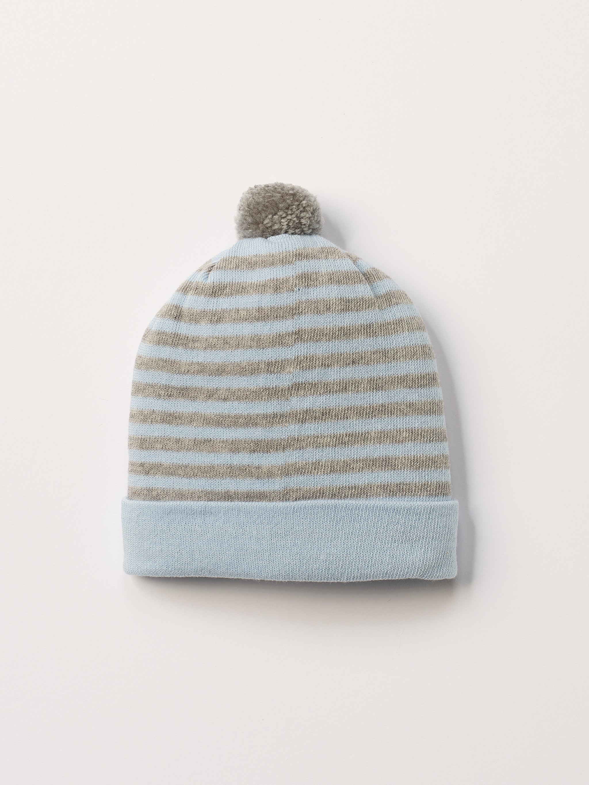 Die weiche und wärmespendende Mütze von AMIO Firenze ist das perfekte Accessoire für die kalte Jahreszeit. Maximaler Tragekomfort, gepaart mit einer herausragenden Passform. Die Materialzusammensetzung macht die Mütze elastisch und lässt diese auch mitwachsen. Der Mützenumschlag lässt sich nach unten klappen, sodass man mindestens eine weitere Größe gewinnt.
Höchste Qualität, bestes Preis-Leistungs-Verhältnis MADE IN ITALY.