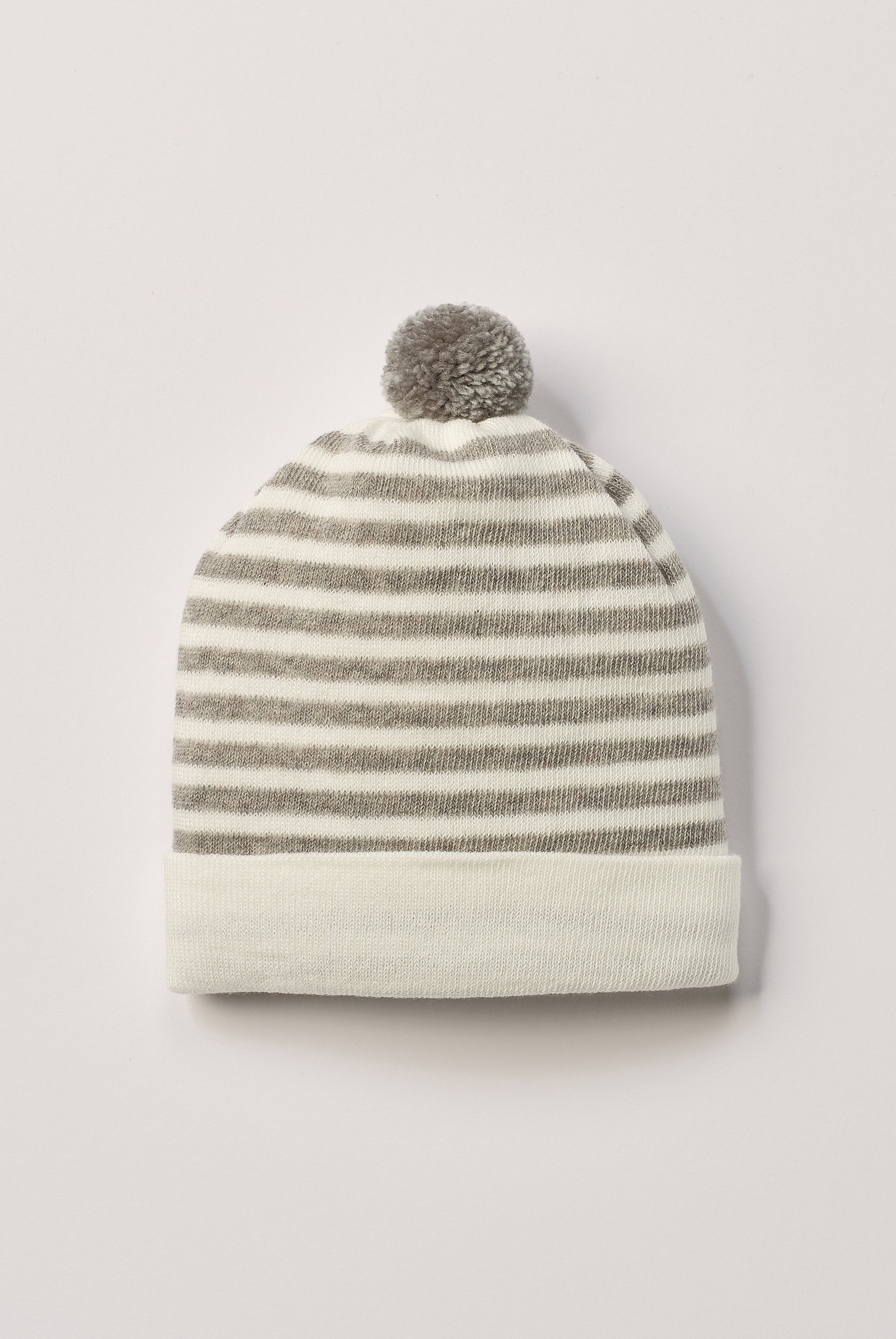 Die weiche und wärmespendende Mütze von AMIO Firenze ist das perfekte Accessoire für die kalte Jahreszeit. Maximaler Tragekomfort, gepaart mit einer herausragenden Passform. Die Materialzusammensetzung macht die Mütze elastisch und lässt diese auch mitwachsen. Der Mützenumschlag lässt sich nach unten klappen, sodass man mindestens eine weitere Größe gewinnt.
Höchste Qualität, bestes Preis-Leistungs-Verhältnis MADE IN ITALY.