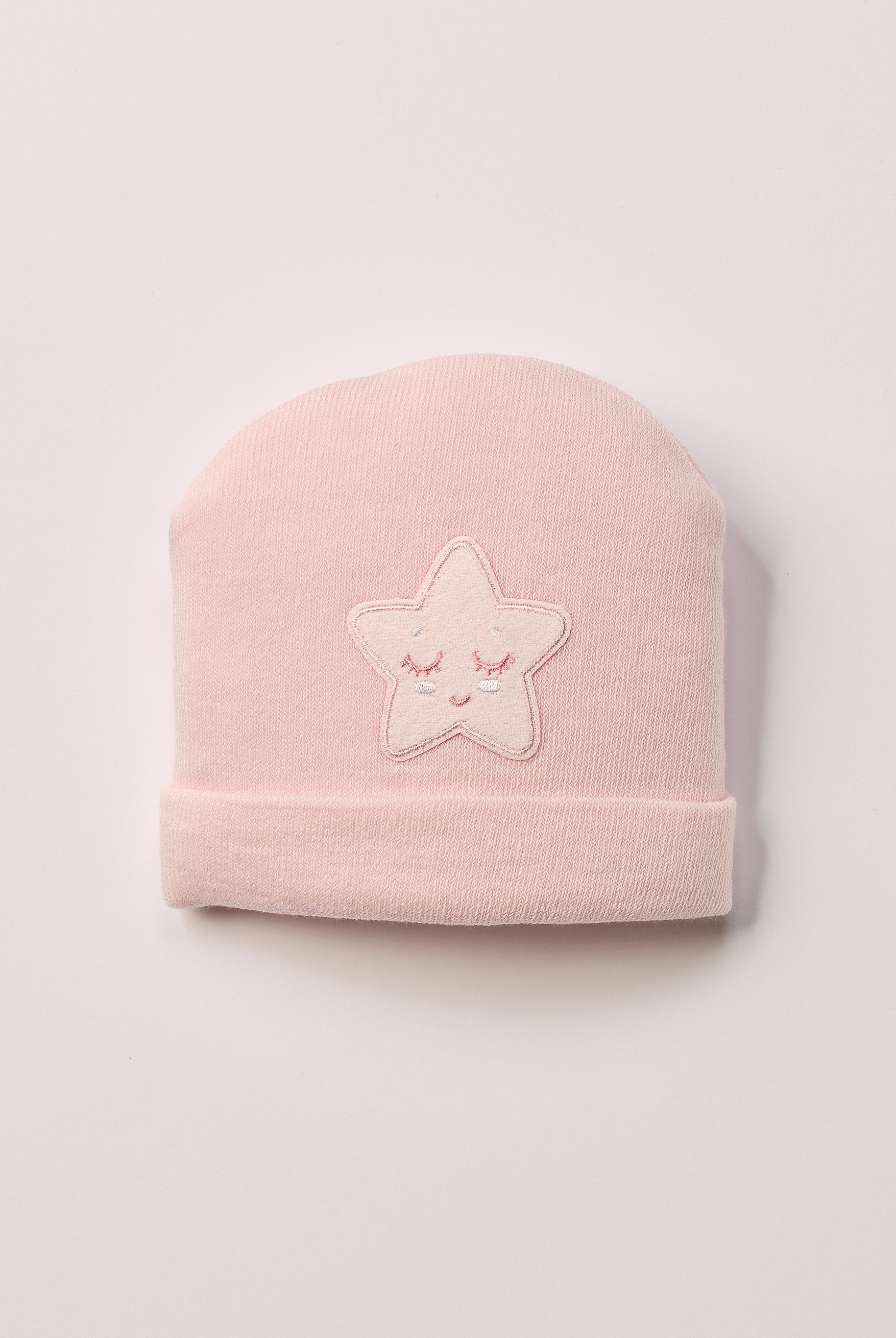 Die weiche und wärmespendende Mütze von AMIO Firenze ist das perfekte Accessoire für die kalte Jahreszeit. Maximaler Tragekomfort, gepaart mit einer herausragenden Passform. Das Sternmotiv mit Smiley verleiht der Mütze einen besonders niedlichen Charme. Die Materialzusammensetzung macht die Mütze elastisch und lässt diese auch mitwachsen. Der Mützenumschlag lässt sich nach unten klappen, sodass man mindestens eine weitere Größe gewinnt.
Höchste Qualität, bestes Preis-Leistungs-Verhältnis MADE IN ITALY