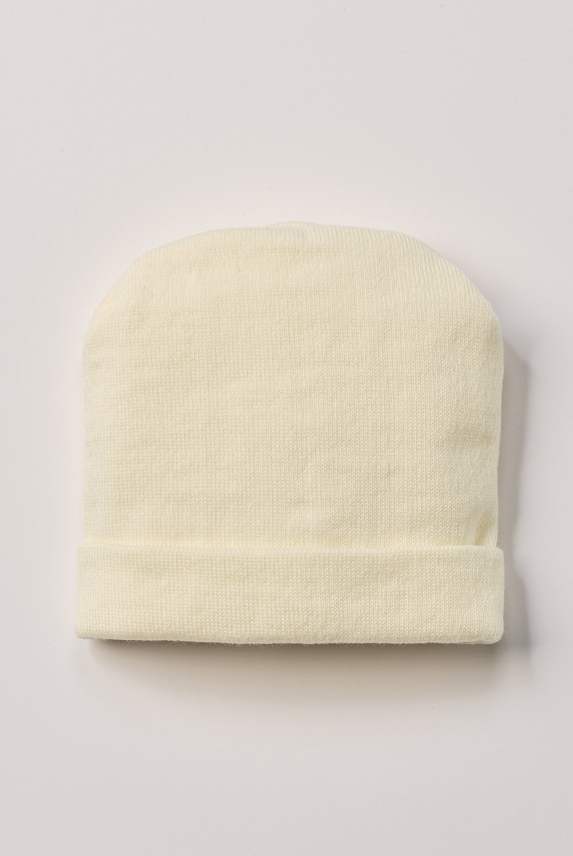 Die weiche und wärmespendende Strickmütze von AMIO Firenze ist das perfekte Accessoire für die kalte Jahreszeit. Maximaler Tragekomfort, gepaart mit einer herausragenden Passform. Die Materialzusammensetzung macht die Mütze elastisch und lässt diese auch mitwachsen. Der Mützenumschlag lässt sich auch nach unten klappen, sodass man mindestens eine weitere Größe gewinnt.
Höchste Qualität, bestes Preis-Leistungs-Verhältnis MADE IN ITALY.