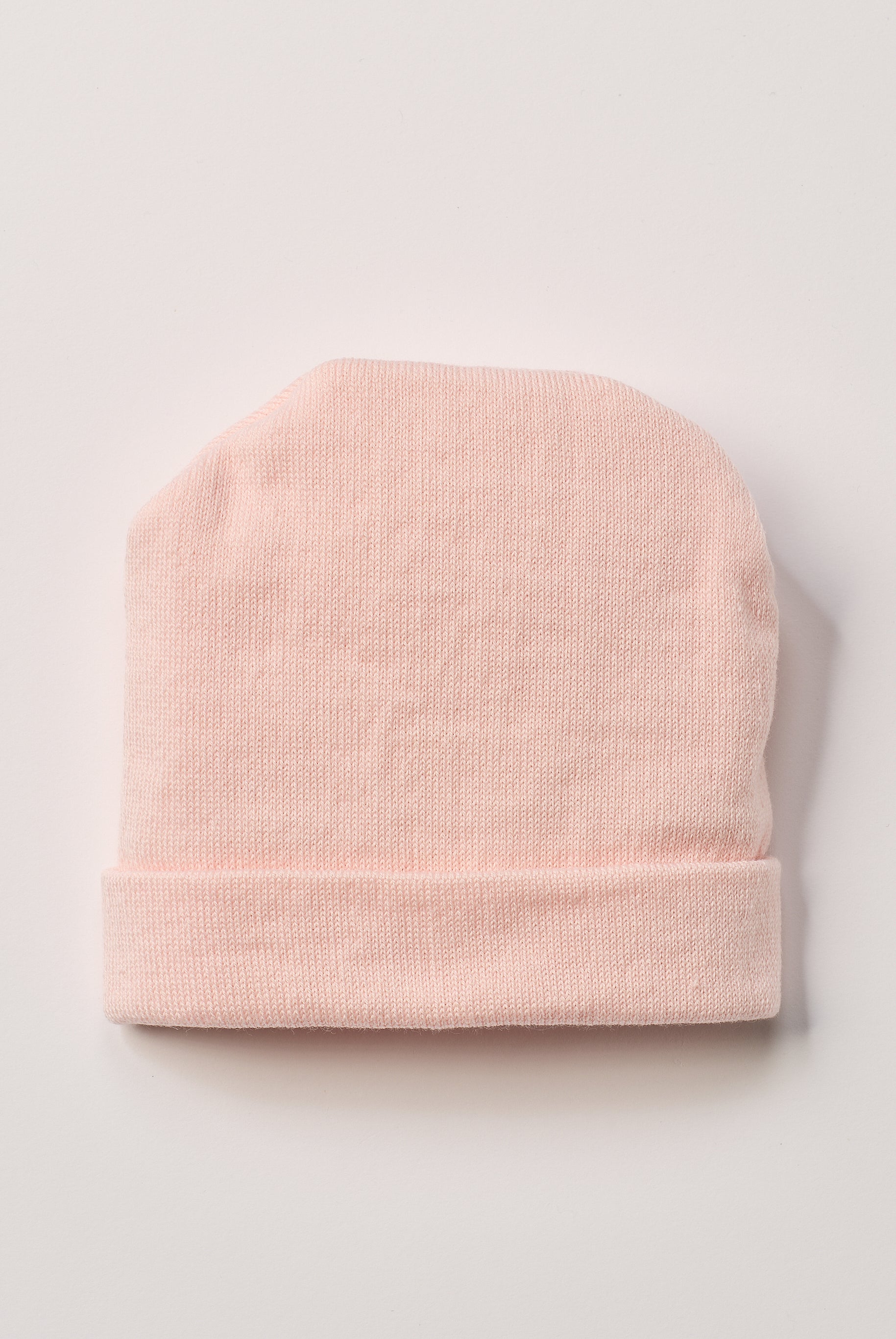 Die weiche und wärmespendende Strickmütze von AMIO Firenze ist das perfekte Accessoire für die kalte Jahreszeit. Maximaler Tragekomfort, gepaart mit einer herausragenden Passform. Die Materialzusammensetzung macht die Mütze elastisch und lässt diese auch mitwachsen. Der Mützenumschlag lässt sich auch nach unten klappen, sodass man mindestens eine weitere Größe gewinnt.
Höchste Qualität, bestes Preis-Leistungs-Verhältnis MADE IN ITALY.