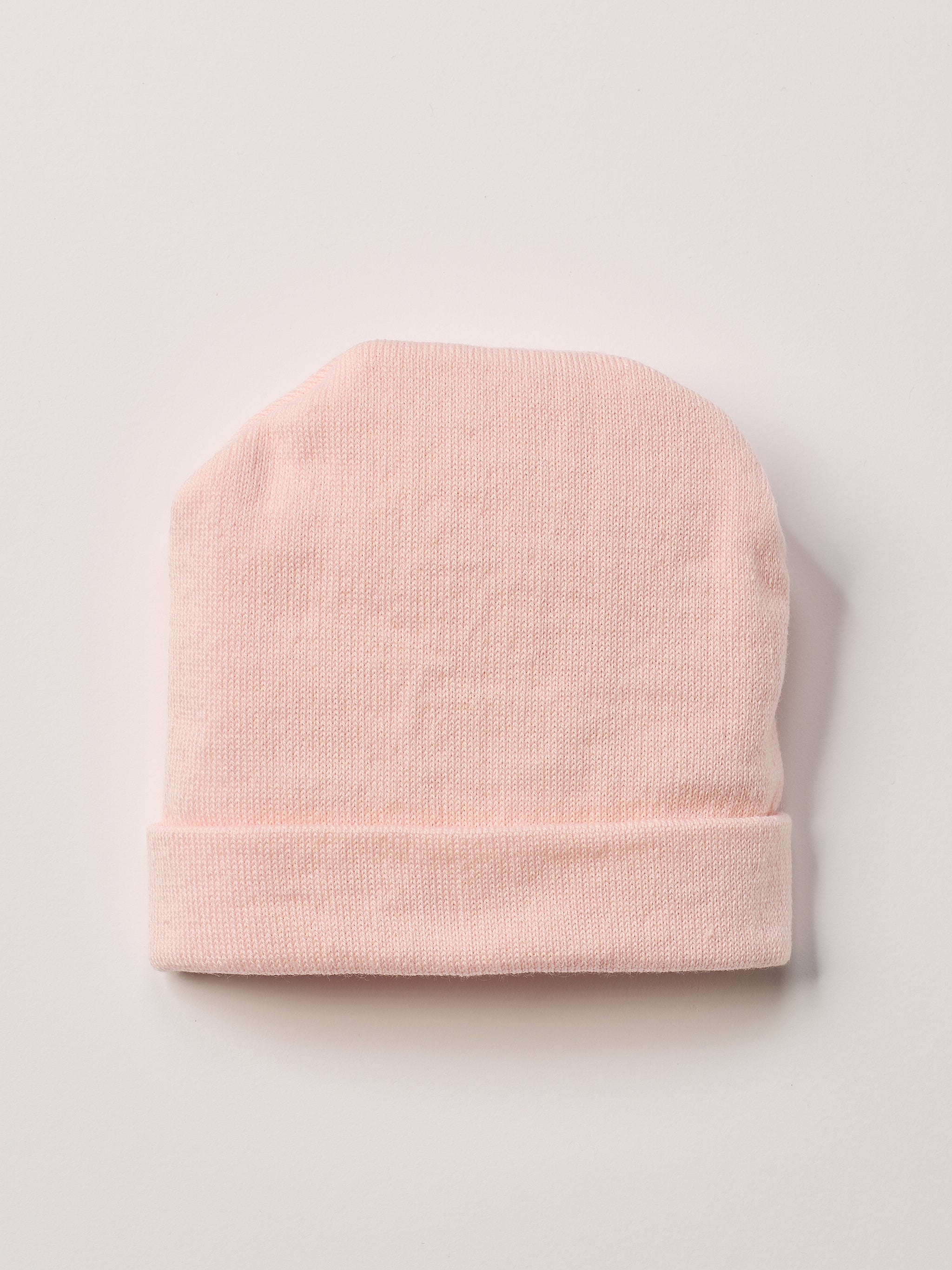 Die weiche und wärmespendende Strickmütze von AMIO Firenze ist das perfekte Accessoire für die kalte Jahreszeit. Maximaler Tragekomfort, gepaart mit einer herausragenden Passform. Die Materialzusammensetzung macht die Mütze elastisch und lässt diese auch mitwachsen. Der Mützenumschlag lässt sich auch nach unten klappen, sodass man mindestens eine weitere Größe gewinnt.
Höchste Qualität, bestes Preis-Leistungs-Verhältnis MADE IN ITALY.