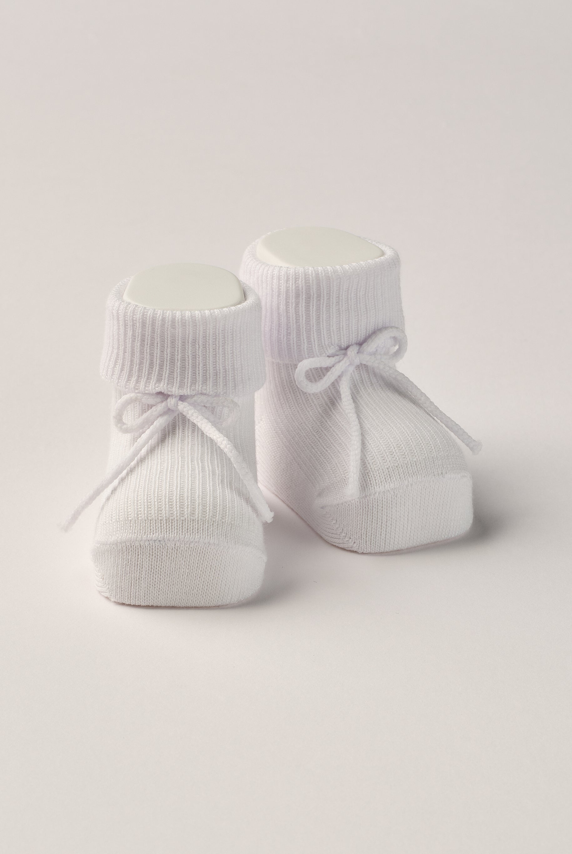 Die weißen Baby Booties ähneln klassischen Tennissocken und eignen sich perfekt als Geschenk für Babypartys oder als süße Schwangerschaftsankündigung für Freunde und Verwandte. Die feine Schnürung bietet besonderen Halt am Fuß. Unsere Scarpine werden in einer ansprechenden Geschenkbox präsentiert.
Höchste Qualität, bestes Preis-Leistungs-Verhältnis MADE IN ITALY.