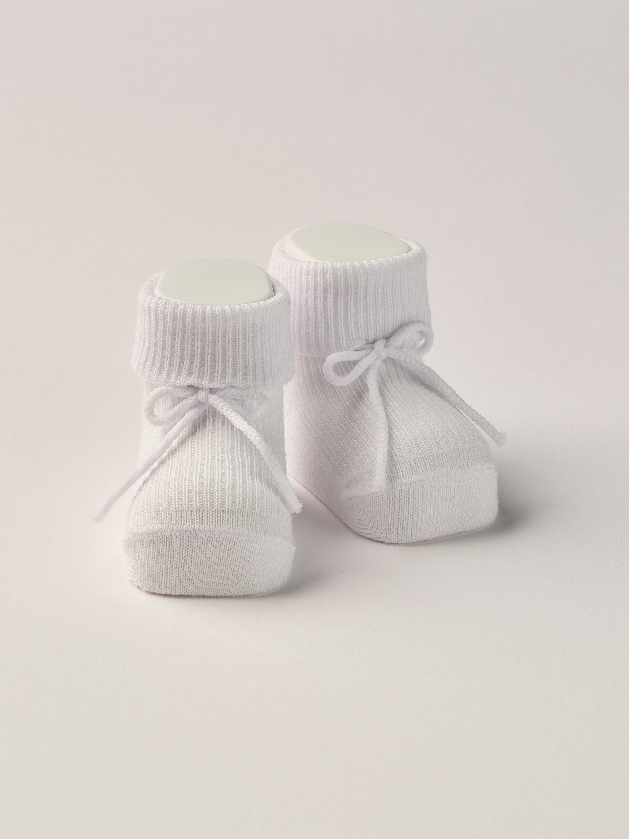 Die weißen Baby Booties ähneln klassischen Tennissocken und eignen sich perfekt als Geschenk für Babypartys oder als süße Schwangerschaftsankündigung für Freunde und Verwandte. Die feine Schnürung bietet besonderen Halt am Fuß. Unsere Scarpine werden in einer ansprechenden Geschenkbox präsentiert.
Höchste Qualität, bestes Preis-Leistungs-Verhältnis MADE IN ITALY.