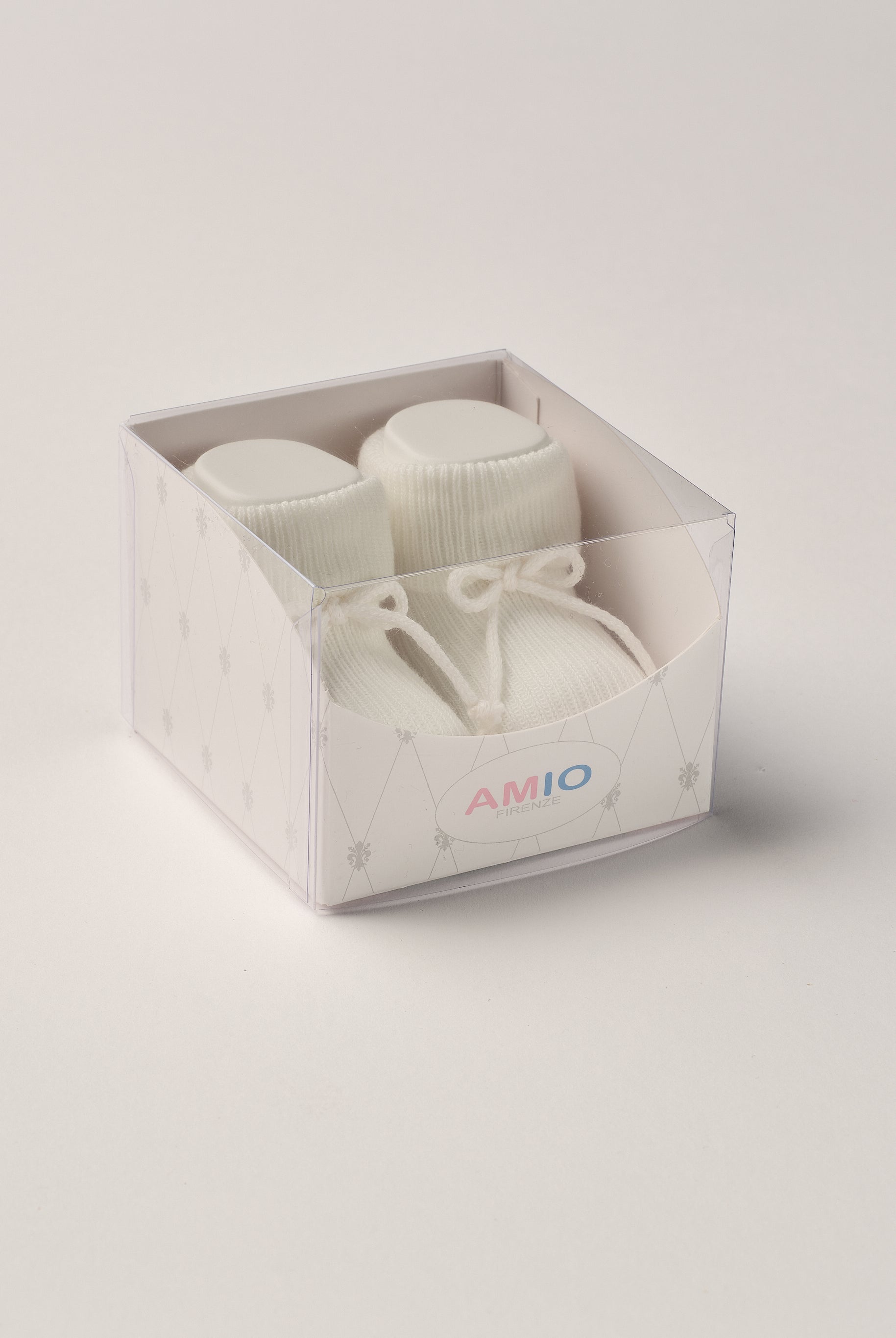 Die creme Baby Booties ähneln klassischen Tennissocken und eignen sich perfekt als Geschenk für Babypartys oder als süße Schwangerschaftsankündigung für Freunde und Verwandte. Die feine Schnürung bietet besonderen Halt am Fuß. Unsere Scarpine werden in einer ansprechenden Geschenkbox präsentiert.
Höchste Qualität, bestes Preis-Leistungs-Verhältnis MADE IN ITALY.