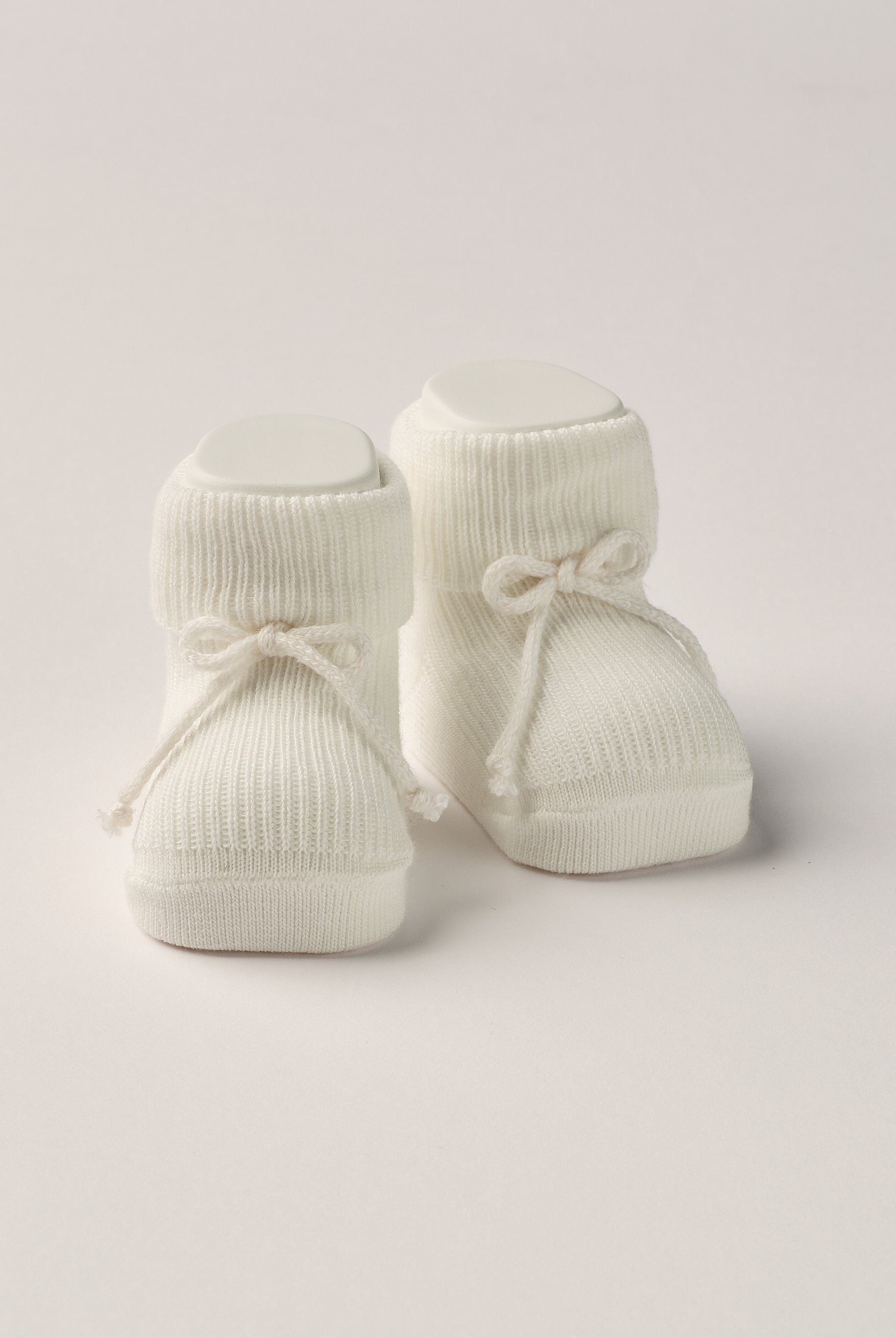 Die creme Baby Booties ähneln klassischen Tennissocken und eignen sich perfekt als Geschenk für Babypartys oder als süße Schwangerschaftsankündigung für Freunde und Verwandte. Die feine Schnürung bietet besonderen Halt am Fuß. Unsere Scarpine werden in einer ansprechenden Geschenkbox präsentiert.
Höchste Qualität, bestes Preis-Leistungs-Verhältnis MADE IN ITALY.