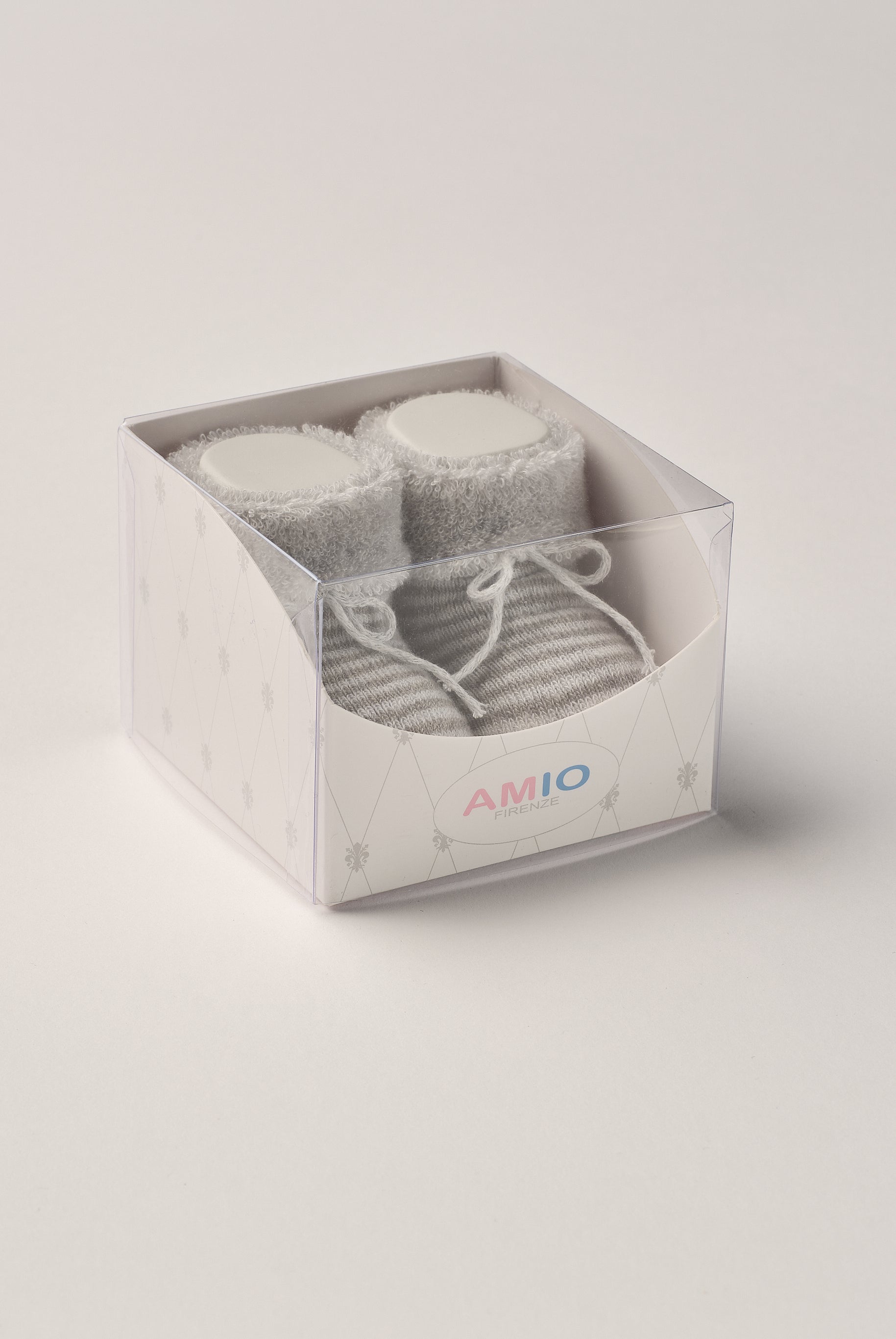 Die gestreiften, flauschigen Baby Booties eignen sich perfekt als Geschenk für Babypartys oder als süße Schwangerschaftsankündigung für Freunde und Verwandte. Die feine Schnürung bietet besonderen Halt am Fuß. Unsere Scarpine werden in einer ansprechenden Geschenkbox präsentiert.
Höchste Qualität, bestes Preis-Leistungs-Verhältnis MADE IN ITALY.