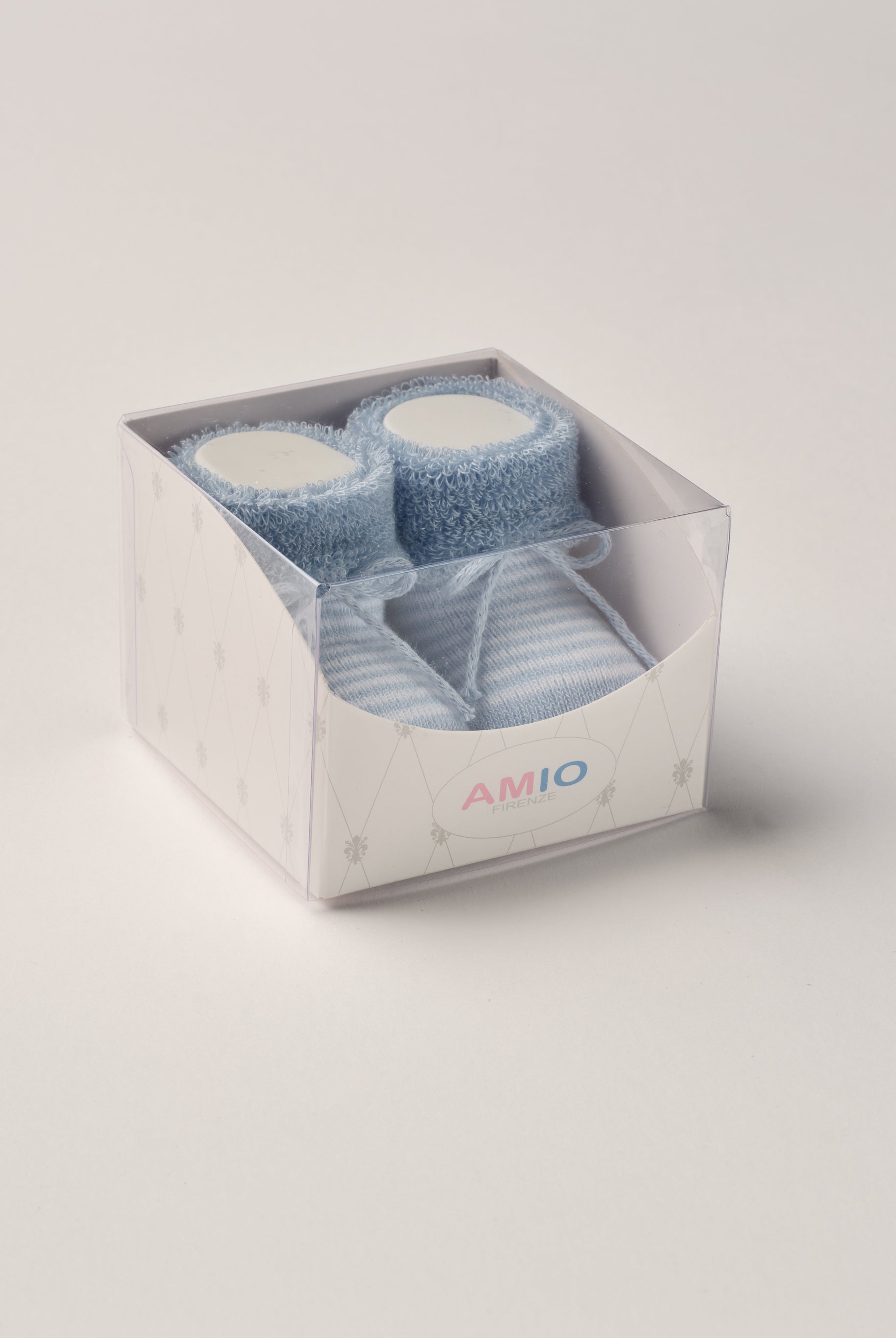 Die gestreiften, flauschigen Baby Booties eignen sich perfekt als Geschenk für Babypartys oder als süße Schwangerschaftsankündigung für Freunde und Verwandte. Die feine Schnürung bietet besonderen Halt am Fuß. Unsere Scarpine werden in einer ansprechenden Geschenkbox präsentiert.
Höchste Qualität, bestes Preis-Leistungs-Verhältnis MADE IN ITALY.