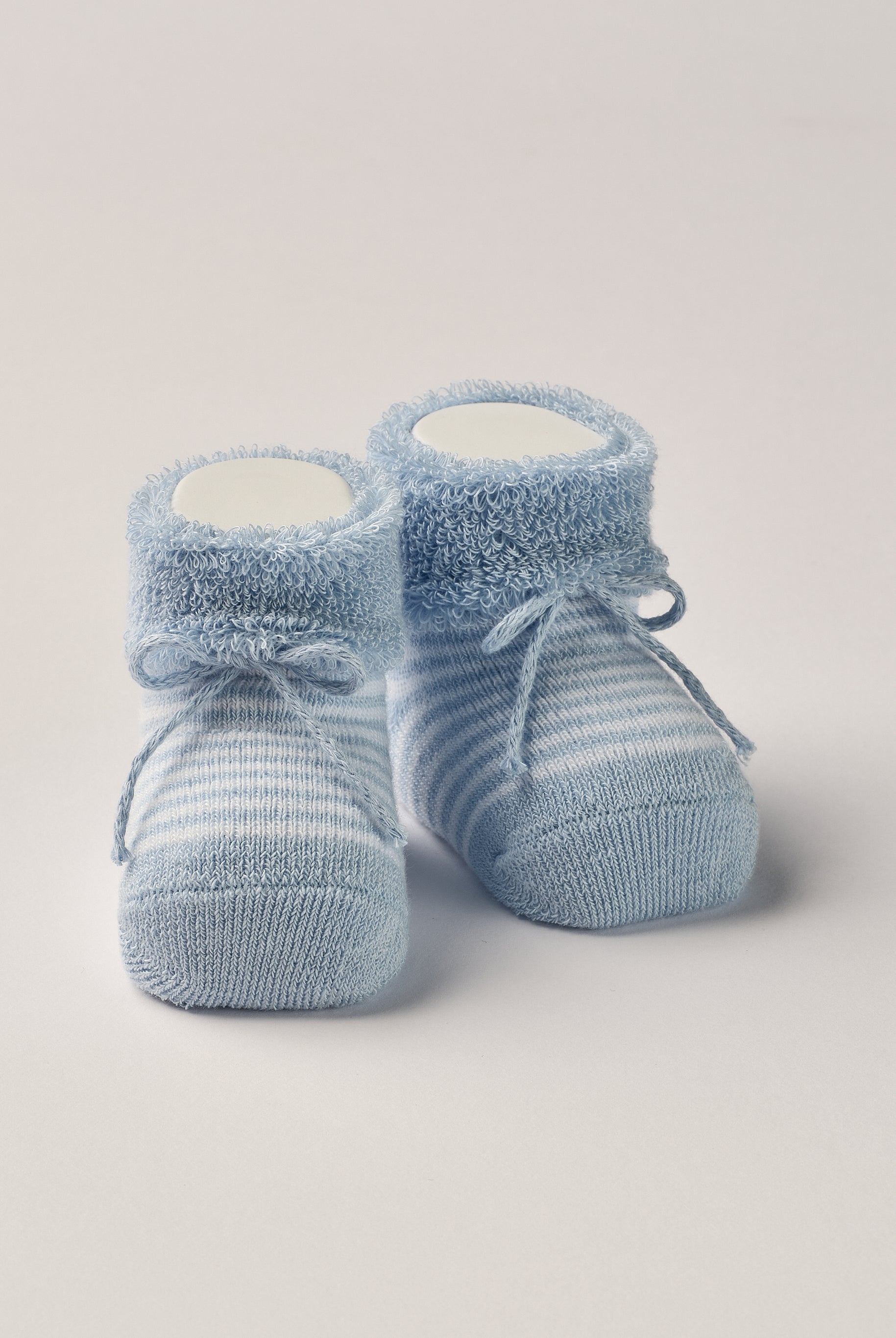 Die gestreiften, flauschigen Baby Booties eignen sich perfekt als Geschenk für Babypartys oder als süße Schwangerschaftsankündigung für Freunde und Verwandte. Die feine Schnürung bietet besonderen Halt am Fuß. Unsere Scarpine werden in einer ansprechenden Geschenkbox präsentiert.
Höchste Qualität, bestes Preis-Leistungs-Verhältnis MADE IN ITALY.