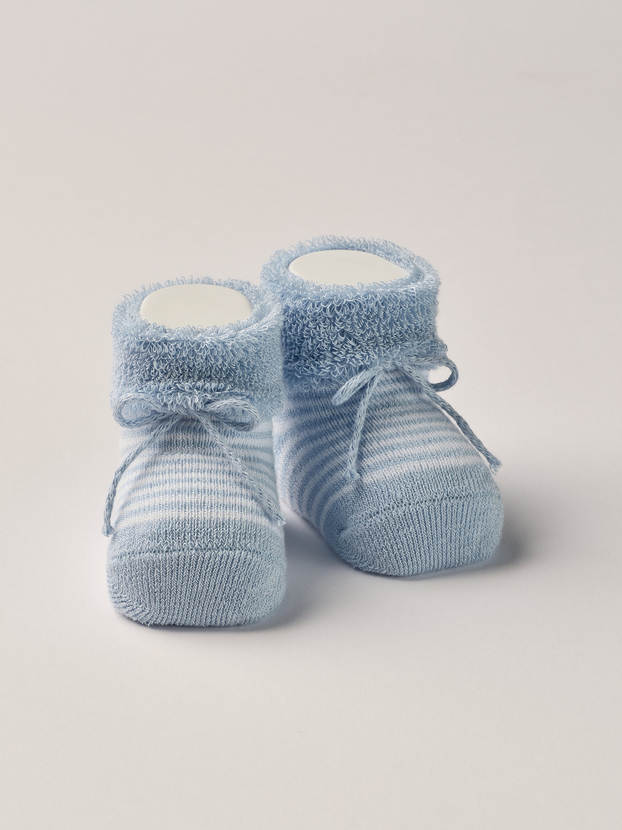 Die gestreiften, flauschigen Baby Booties eignen sich perfekt als Geschenk für Babypartys oder als süße Schwangerschaftsankündigung für Freunde und Verwandte. Die feine Schnürung bietet besonderen Halt am Fuß. Unsere Scarpine werden in einer ansprechenden Geschenkbox präsentiert.
Höchste Qualität, bestes Preis-Leistungs-Verhältnis MADE IN ITALY.