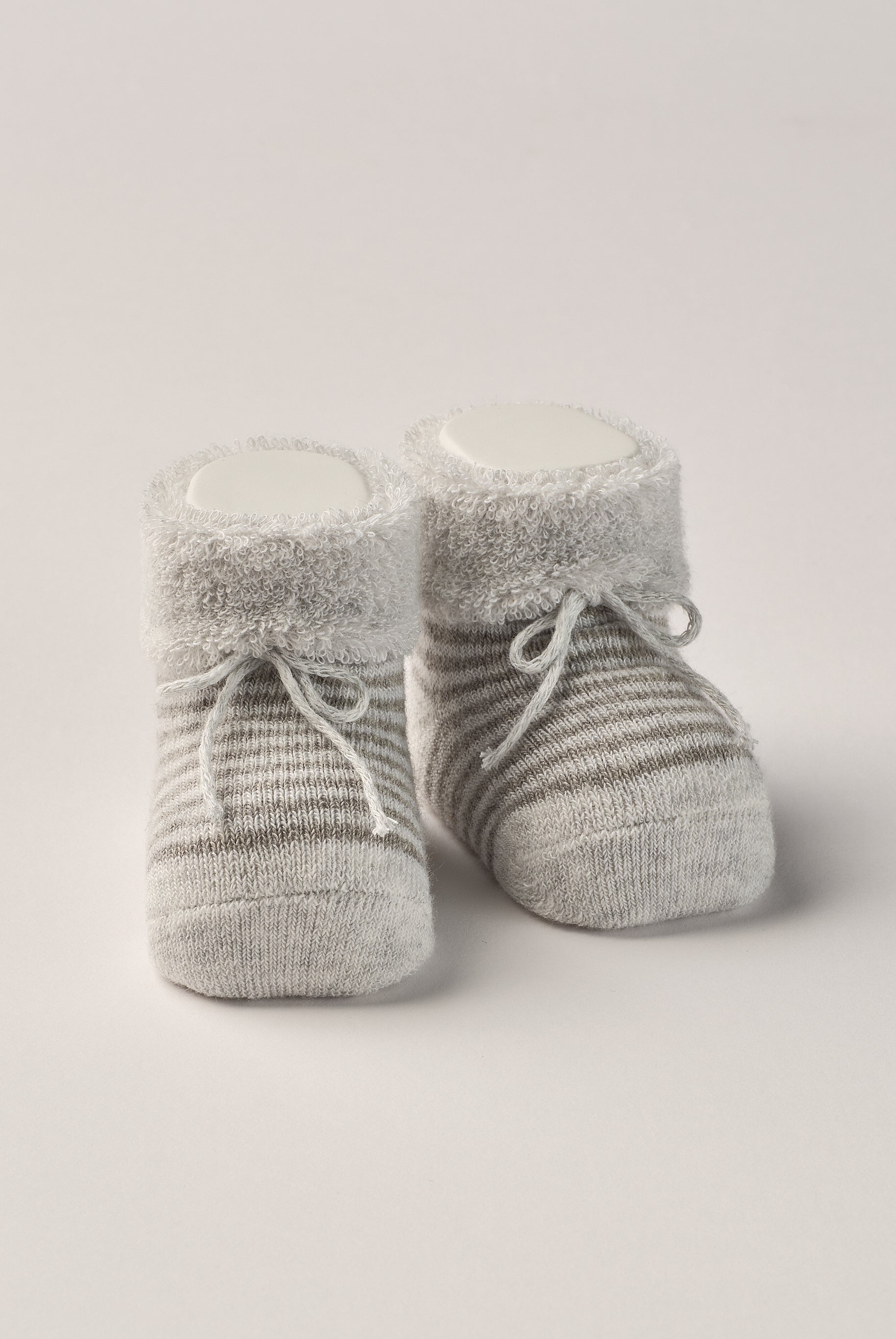 Die gestreiften, flauschigen Baby Booties eignen sich perfekt als Geschenk für Babypartys oder als süße Schwangerschaftsankündigung für Freunde und Verwandte. Die feine Schnürung bietet besonderen Halt am Fuß. Unsere Scarpine werden in einer ansprechenden Geschenkbox präsentiert.
Höchste Qualität, bestes Preis-Leistungs-Verhältnis MADE IN ITALY.