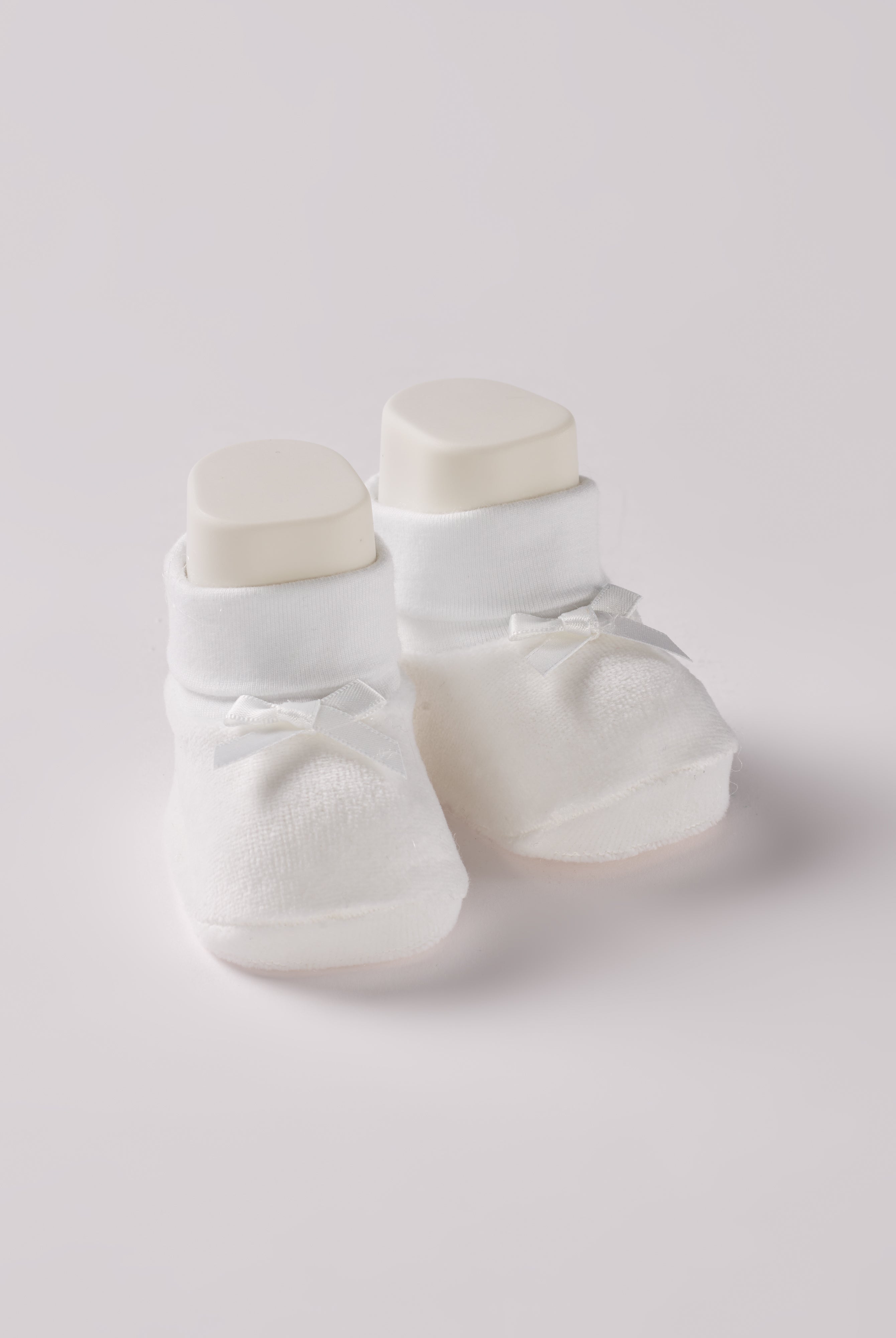 Die Baby Booties verfügen über niedliche Schleifen und eignen sich perfekt als Geschenk für Babypartys, als süße Schwangerschaftsankündigung für Freunde und Verwandte, als Accessoire für Taufen, Hochzeiten und Feierlichkeiten. Unsere Scarpine werden in einer ansprechenden Geschenkbox präsentiert.
Höchste Qualität, bestes Preis-Leistungs-Verhältnis MADE IN ITALY.