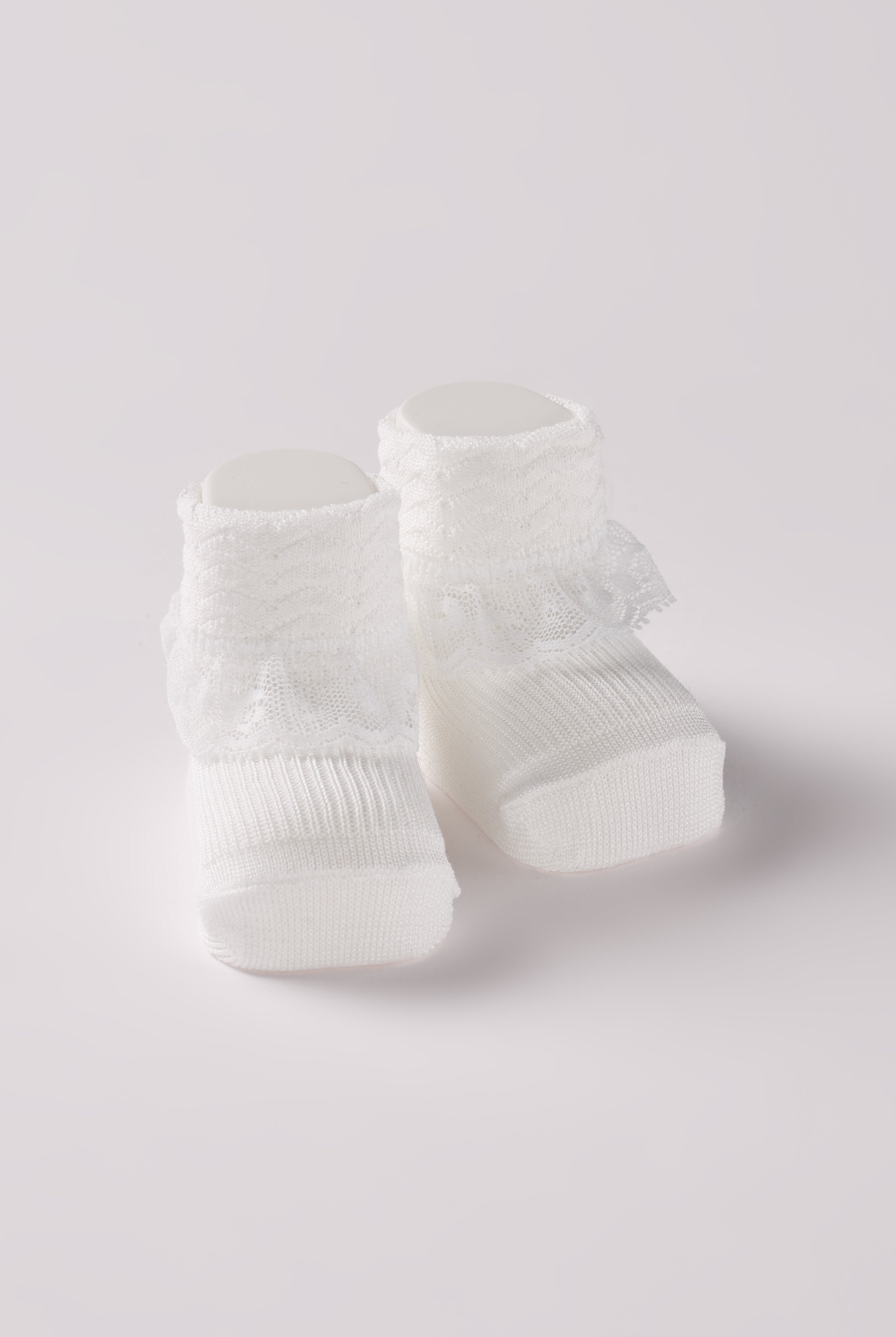Die weißen Baby Booties verfügen über niedliche Spitze und eignen sich perfekt als Geschenk für Babypartys, als süße Schwangerschaftsankündigung für Freunde und Verwandte, als Accessoire für Taufen, Hochzeiten und Feierlichkeiten. Unsere Scarpine werden in einer ansprechenden Geschenkbox präsentiert.
Höchste Qualität, bestes Preis-Leistungs-Verhältnis MADE IN ITALY.