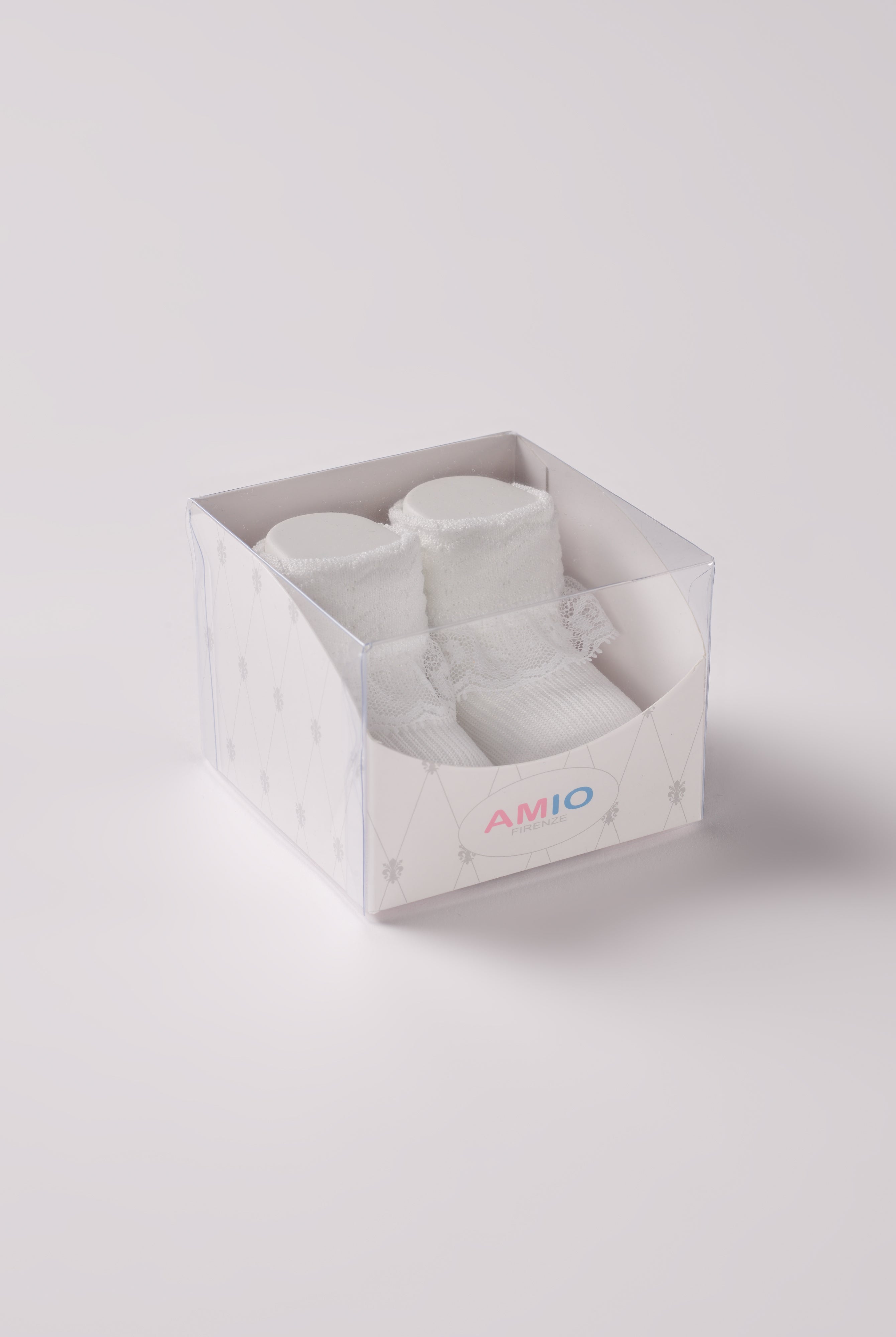 Die weißen Baby Booties verfügen über niedliche Spitze und eignen sich perfekt als Geschenk für Babypartys, als süße Schwangerschaftsankündigung für Freunde und Verwandte, als Accessoire für Taufen, Hochzeiten und Feierlichkeiten. Unsere Scarpine werden in einer ansprechenden Geschenkbox präsentiert.
Höchste Qualität, bestes Preis-Leistungs-Verhältnis MADE IN ITALY.