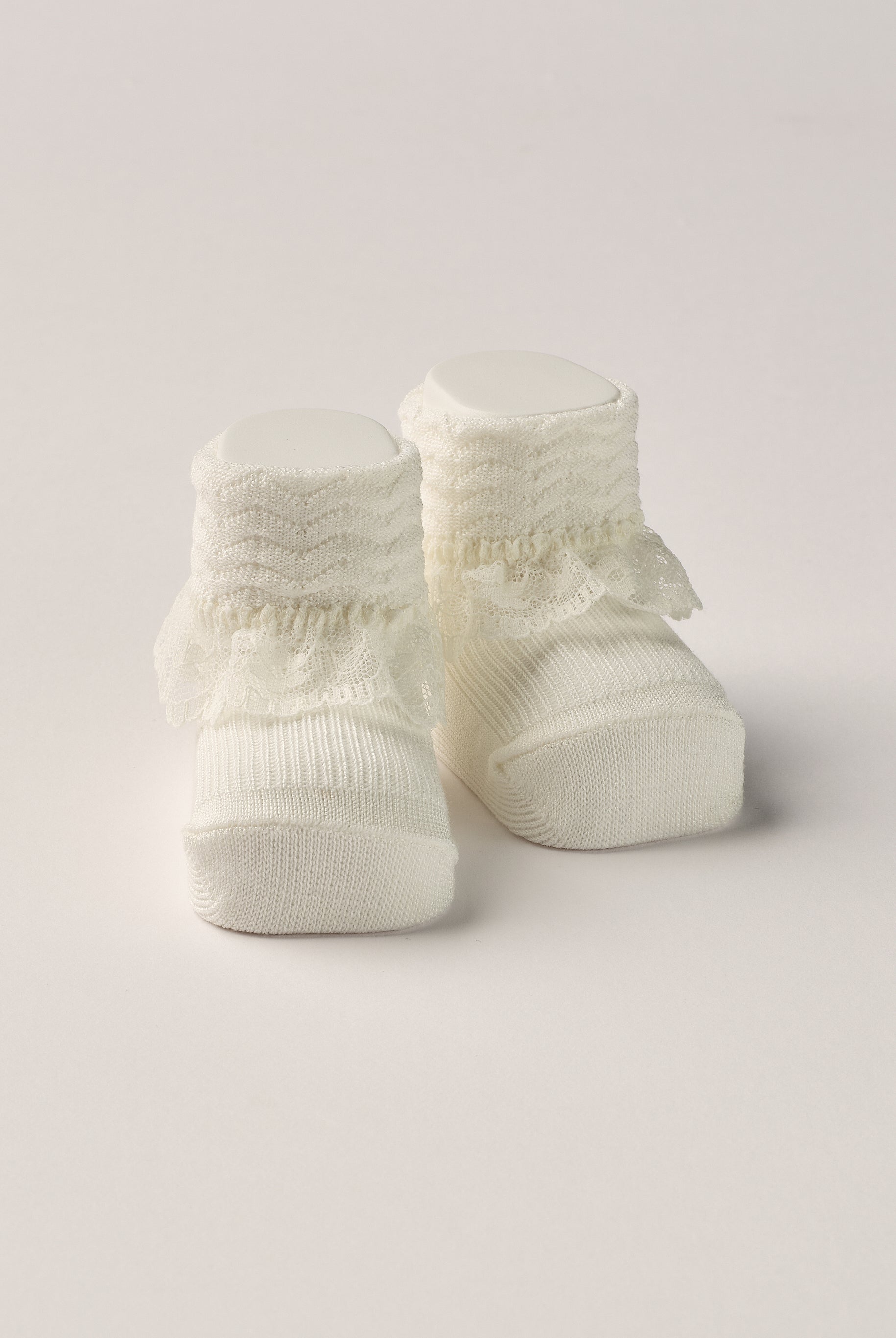 Die cremefarbigen Baby Booties verfügen über niedliche Spitze und eignen sich perfekt als Geschenk für Babypartys, als süße Schwangerschaftsankündigung für Freunde und Verwandte, als Accessoire für Taufen, Hochzeiten und Feierlichkeiten. Unsere Scarpine werden in einer ansprechenden Geschenkbox präsentiert.
Höchste Qualität, bestes Preis-Leistungs-Verhältnis MADE IN ITALY.