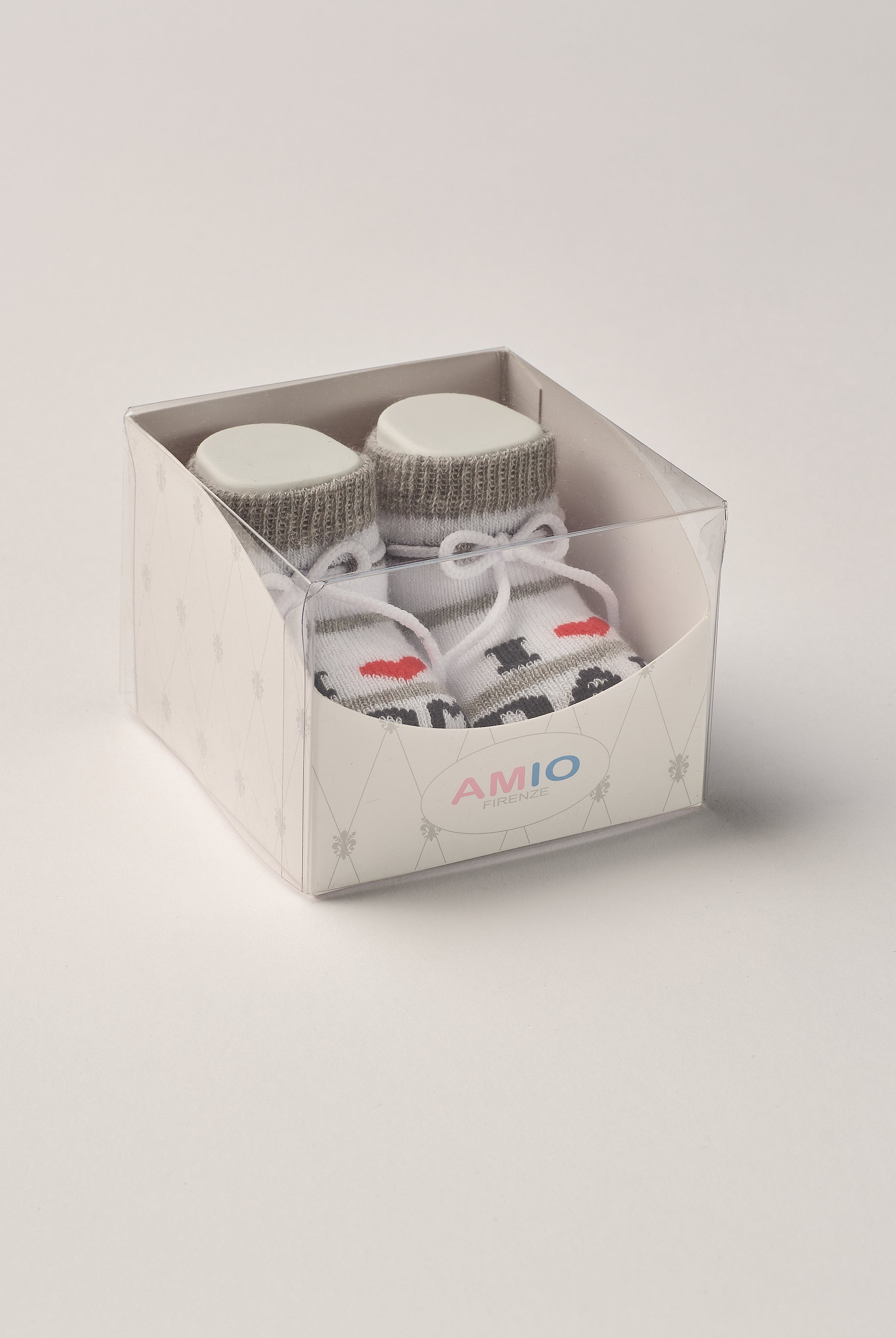 Die grau gestreiften Baby Booties verfügen über eine niedliche eingewebte Botschaft und eignen sich perfekt als Geschenk für Babypartys oder als süße Schwangerschaftsankündigung für Freunde und Verwandte. Die feine Schnürung bietet besonderen Halt am Fuß. Unsere Scarpine werden in einer ansprechenden Geschenkbox präsentiert.
Höchste Qualität, bestes Preis-Leistungs-Verhältnis MADE IN ITALY.