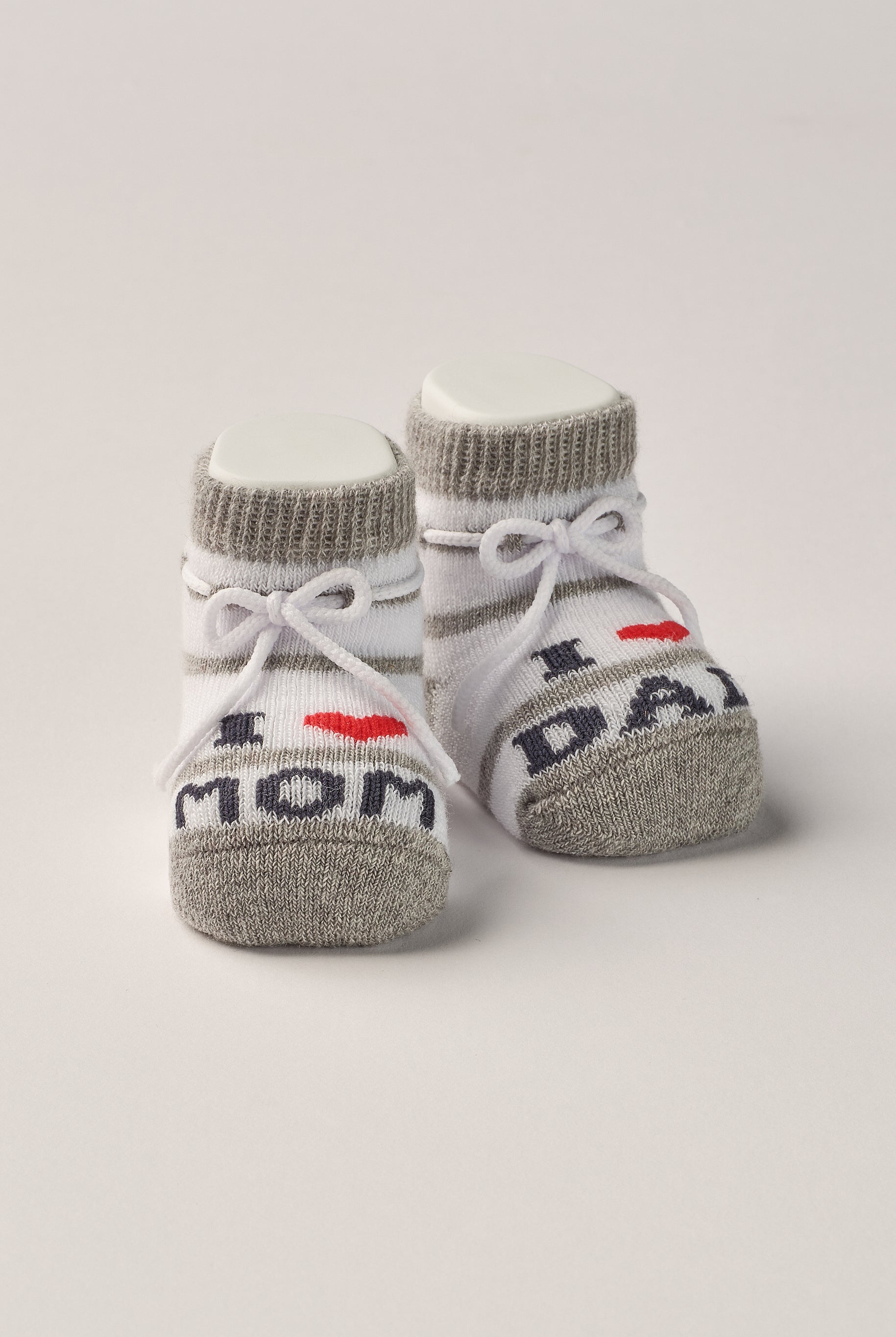 Die grau gestreiften Baby Booties verfügen über eine niedliche eingewebte Botschaft und eignen sich perfekt als Geschenk für Babypartys oder als süße Schwangerschaftsankündigung für Freunde und Verwandte. Die feine Schnürung bietet besonderen Halt am Fuß. Unsere Scarpine werden in einer ansprechenden Geschenkbox präsentiert.
Höchste Qualität, bestes Preis-Leistungs-Verhältnis MADE IN ITALY.