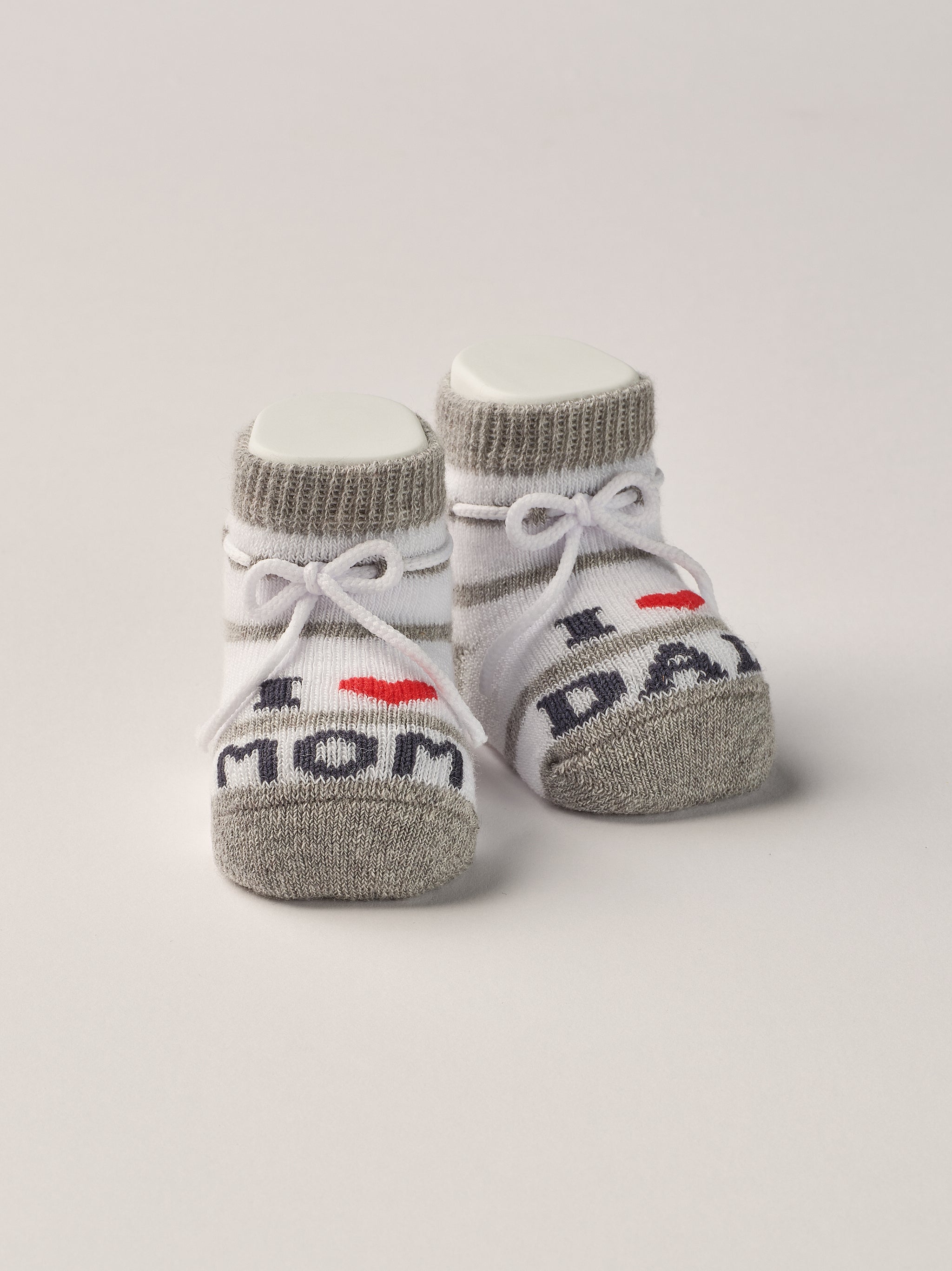 Die grau gestreiften Baby Booties verfügen über eine niedliche eingewebte Botschaft und eignen sich perfekt als Geschenk für Babypartys oder als süße Schwangerschaftsankündigung für Freunde und Verwandte. Die feine Schnürung bietet besonderen Halt am Fuß. Unsere Scarpine werden in einer ansprechenden Geschenkbox präsentiert.
Höchste Qualität, bestes Preis-Leistungs-Verhältnis MADE IN ITALY.