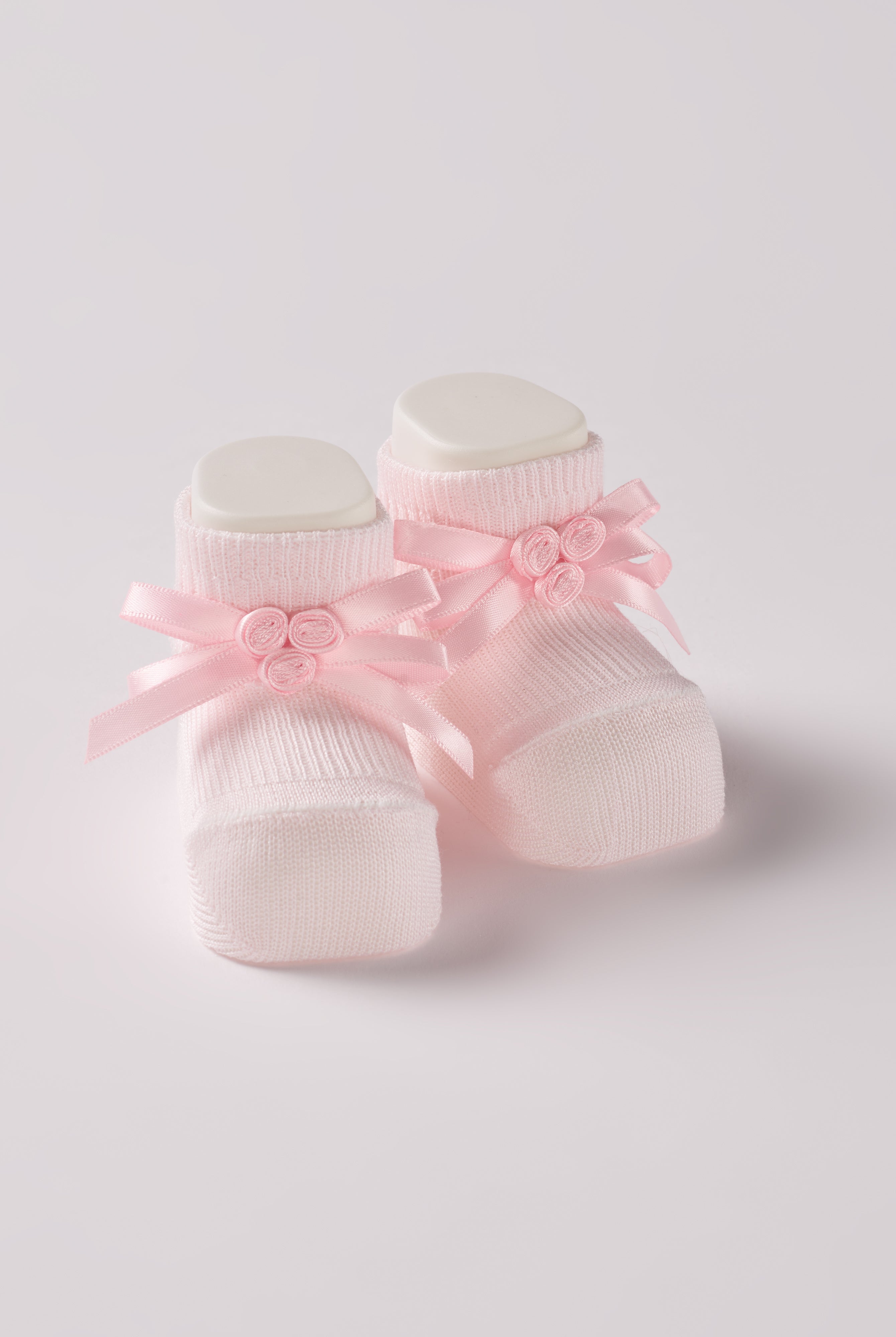 Die rosafarbigen Baby Booties mit Schleifen-Dekoration eignen sich perfekt als Geschenk für Babypartys oder als süße Schwangerschaftsankündigung für Freunde und Verwandte. Unsere Scarpine werden in einer ansprechenden Geschenkbox präsentiert.
Höchste Qualität, bestes Preis-Leistungs-Verhältnis MADE IN ITALY.