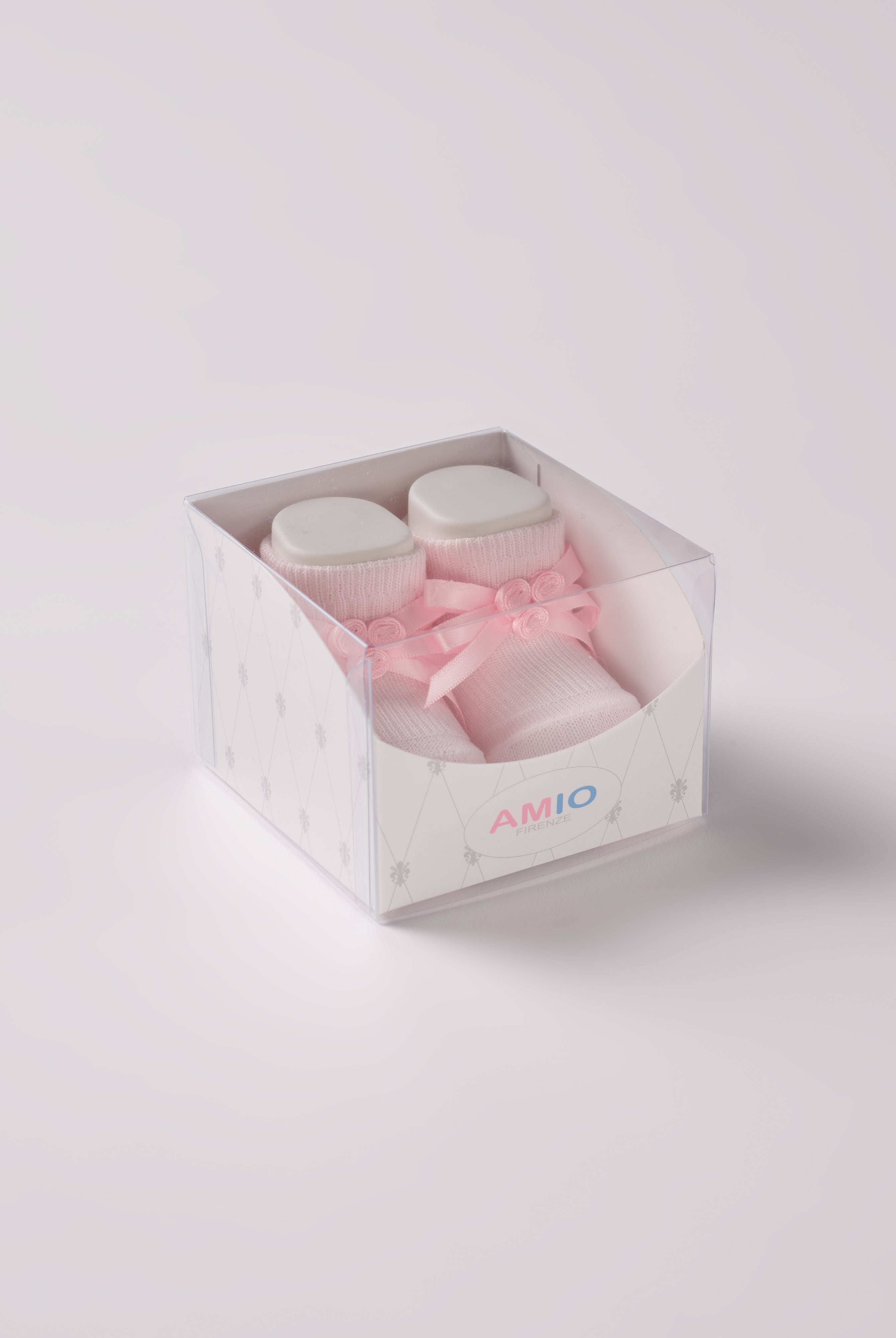 Die rosafarbigen Baby Booties mit Schleifen-Dekoration eignen sich perfekt als Geschenk für Babypartys oder als süße Schwangerschaftsankündigung für Freunde und Verwandte. Unsere Scarpine werden in einer ansprechenden Geschenkbox präsentiert.
Höchste Qualität, bestes Preis-Leistungs-Verhältnis MADE IN ITALY.