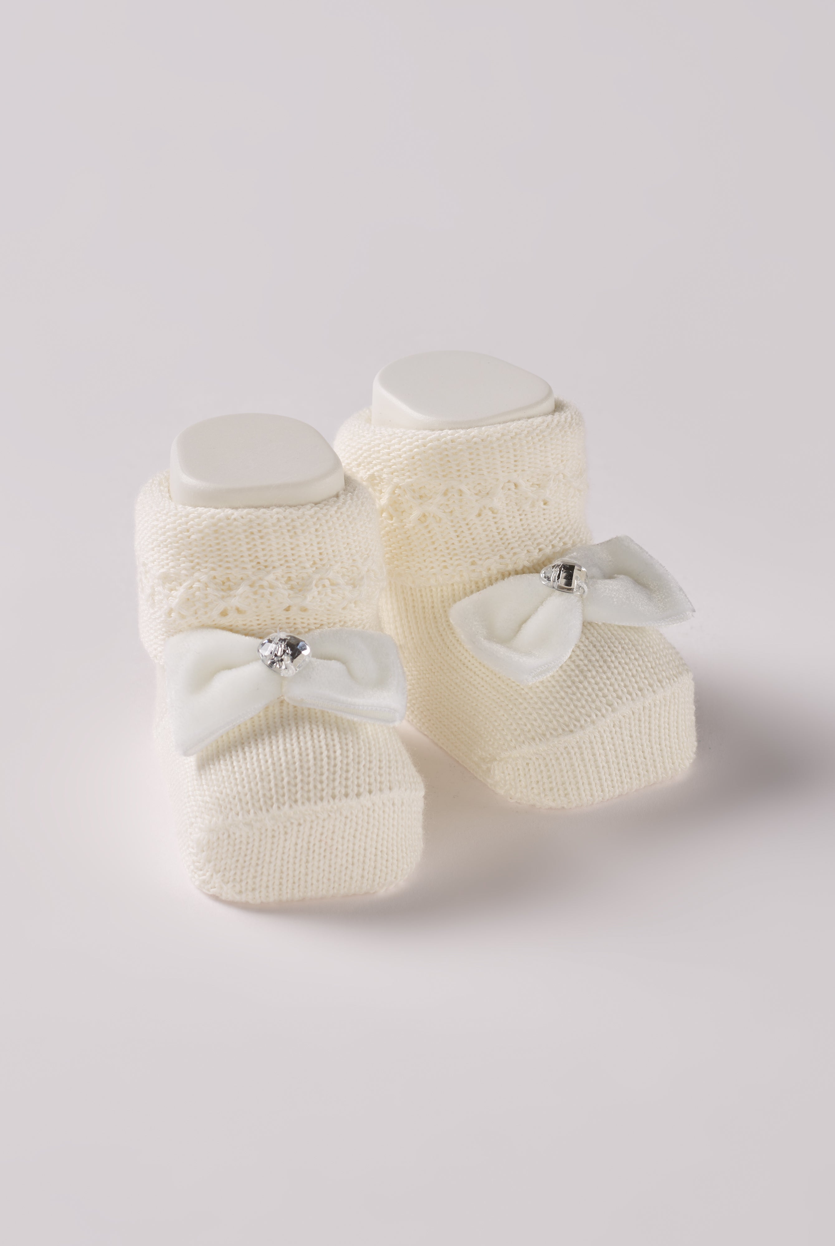 Die cremefarbigen Strick Baby Booties mit Schleifchen und Herz-Dekoration von AMIO Firenze eignen sich perfekt als Geschenk für Babypartys oder als süße Ankündigung für Freunde und Verwandte. Unsere Scarpine werden in einer ansprechenden Geschenkbox präsentiert.
Höchste Qualität, bestes Preis-Leistungs-Verhältnis MADE IN ITALY.