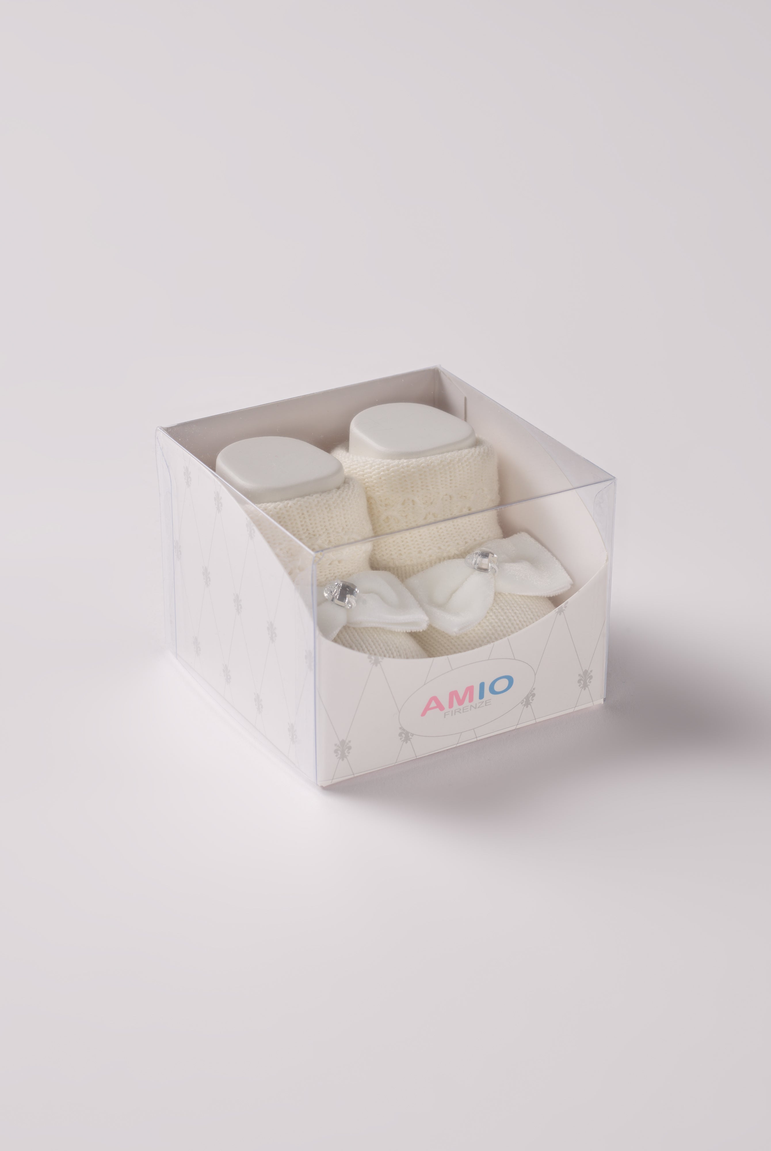 Die cremefarbigen Strick Baby Booties mit Schleifchen und Herz-Dekoration von AMIO Firenze eignen sich perfekt als Geschenk für Babypartys oder als süße Ankündigung für Freunde und Verwandte. Unsere Scarpine werden in einer ansprechenden Geschenkbox präsentiert.
Höchste Qualität, bestes Preis-Leistungs-Verhältnis MADE IN ITALY.