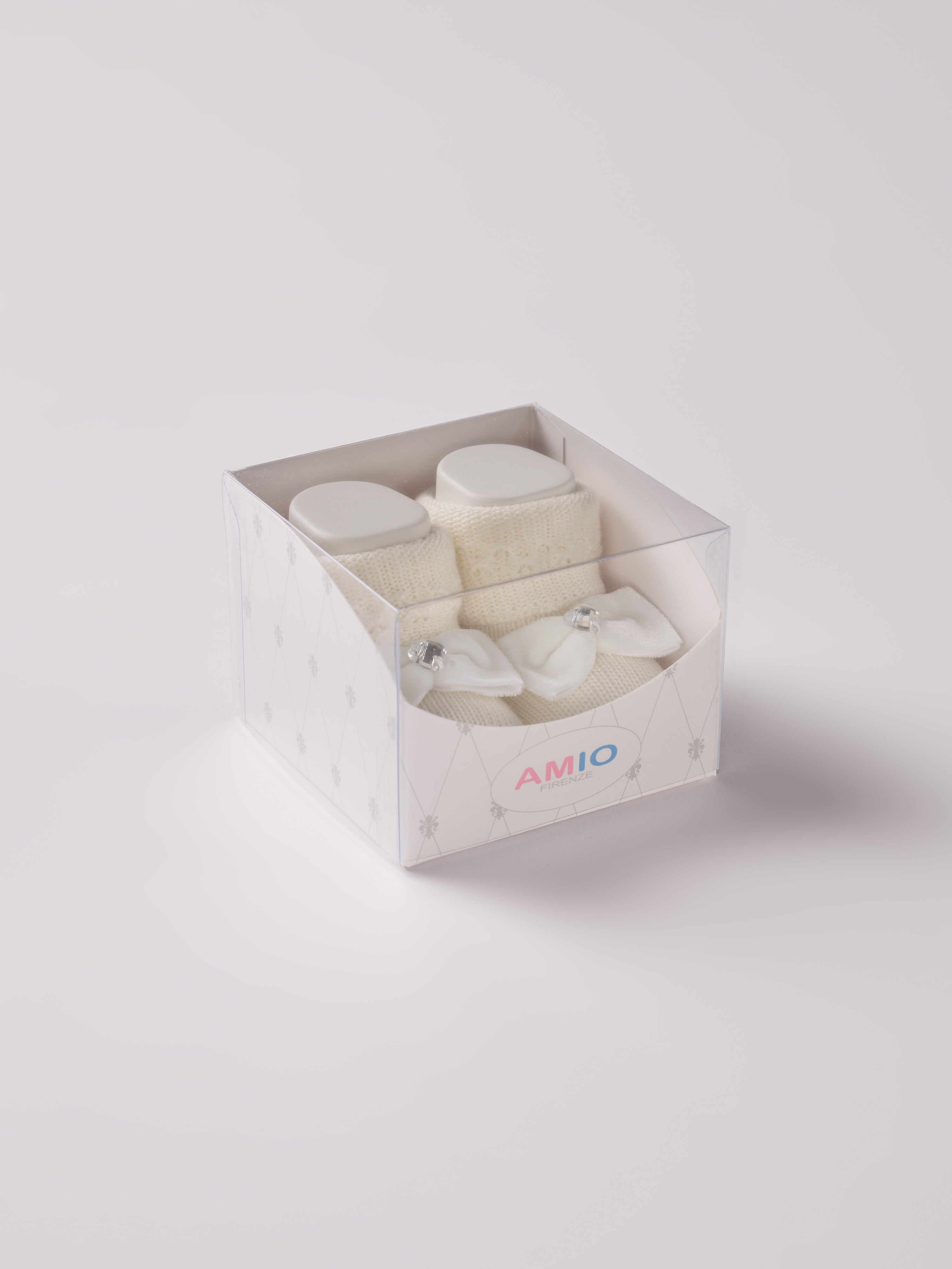 Die cremefarbigen Strick Baby Booties mit Schleifchen und Herz-Dekoration von AMIO Firenze eignen sich perfekt als Geschenk für Babypartys oder als süße Ankündigung für Freunde und Verwandte. Unsere Scarpine werden in einer ansprechenden Geschenkbox präsentiert.
Höchste Qualität, bestes Preis-Leistungs-Verhältnis MADE IN ITALY.