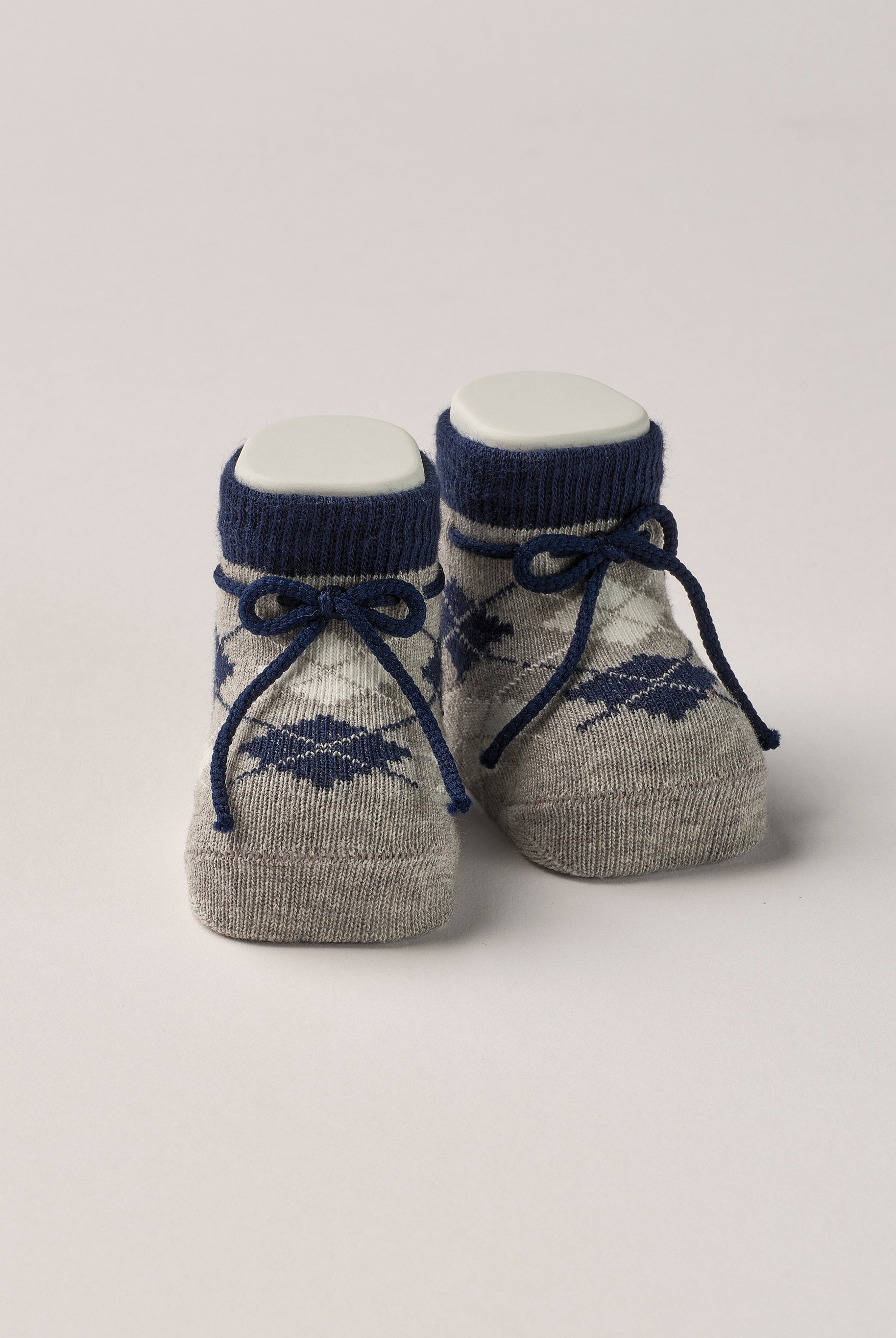 Die Baby Booties verfügen am oberen Ende über ein eingewebtes Argyle Muster und eignen sich perfekt als Geschenk für Babypartys oder als süße Schwangerschaftsankündigung für Freunde und Verwandte. Die feine Schnürung bietet besonderen Halt am Fuß. Unsere Scarpine werden in einer ansprechenden Geschenkbox präsentiert.
Höchste Qualität, bestes Preis-Leistungs-Verhältnis MADE IN ITALY.