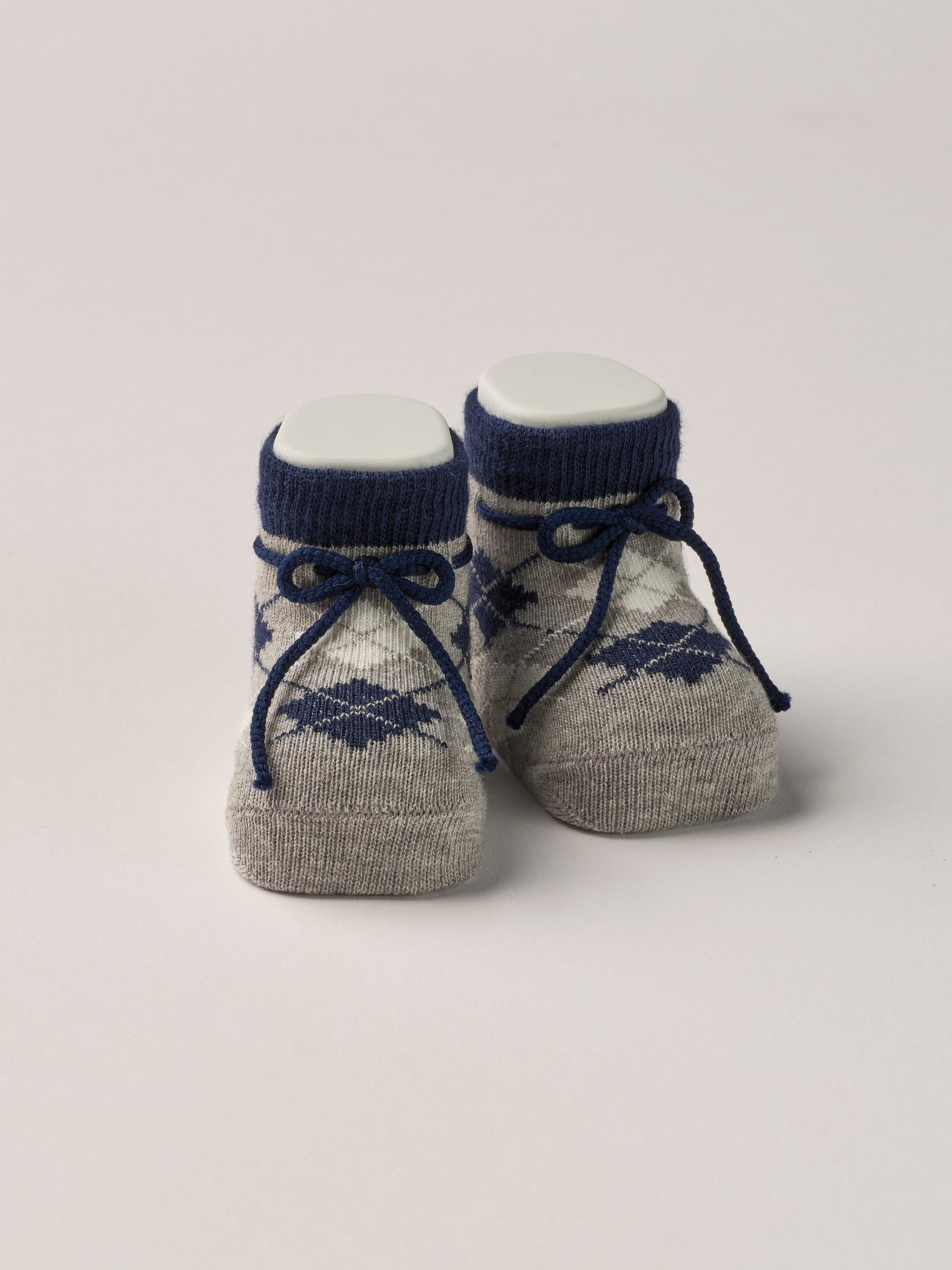 Die Baby Booties verfügen am oberen Ende über ein eingewebtes Argyle Muster und eignen sich perfekt als Geschenk für Babypartys oder als süße Schwangerschaftsankündigung für Freunde und Verwandte. Die feine Schnürung bietet besonderen Halt am Fuß. Unsere Scarpine werden in einer ansprechenden Geschenkbox präsentiert.
Höchste Qualität, bestes Preis-Leistungs-Verhältnis MADE IN ITALY.