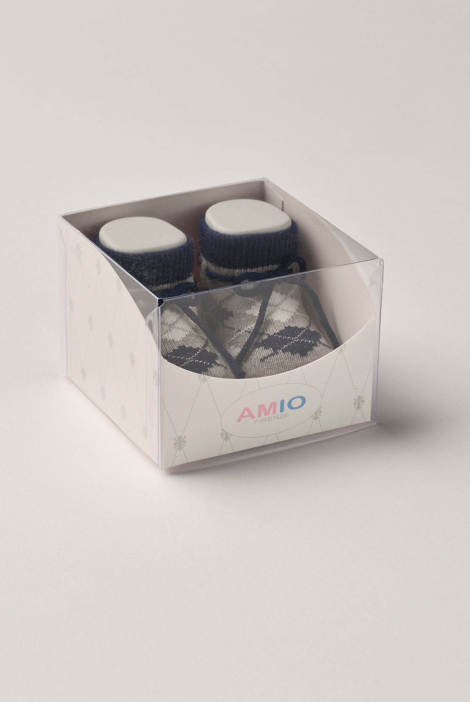 Die Baby Booties verfügen am oberen Ende über ein eingewebtes Argyle Muster und eignen sich perfekt als Geschenk für Babypartys oder als süße Schwangerschaftsankündigung für Freunde und Verwandte. Die feine Schnürung bietet besonderen Halt am Fuß. Unsere Scarpine werden in einer ansprechenden Geschenkbox präsentiert.
Höchste Qualität, bestes Preis-Leistungs-Verhältnis MADE IN ITALY.