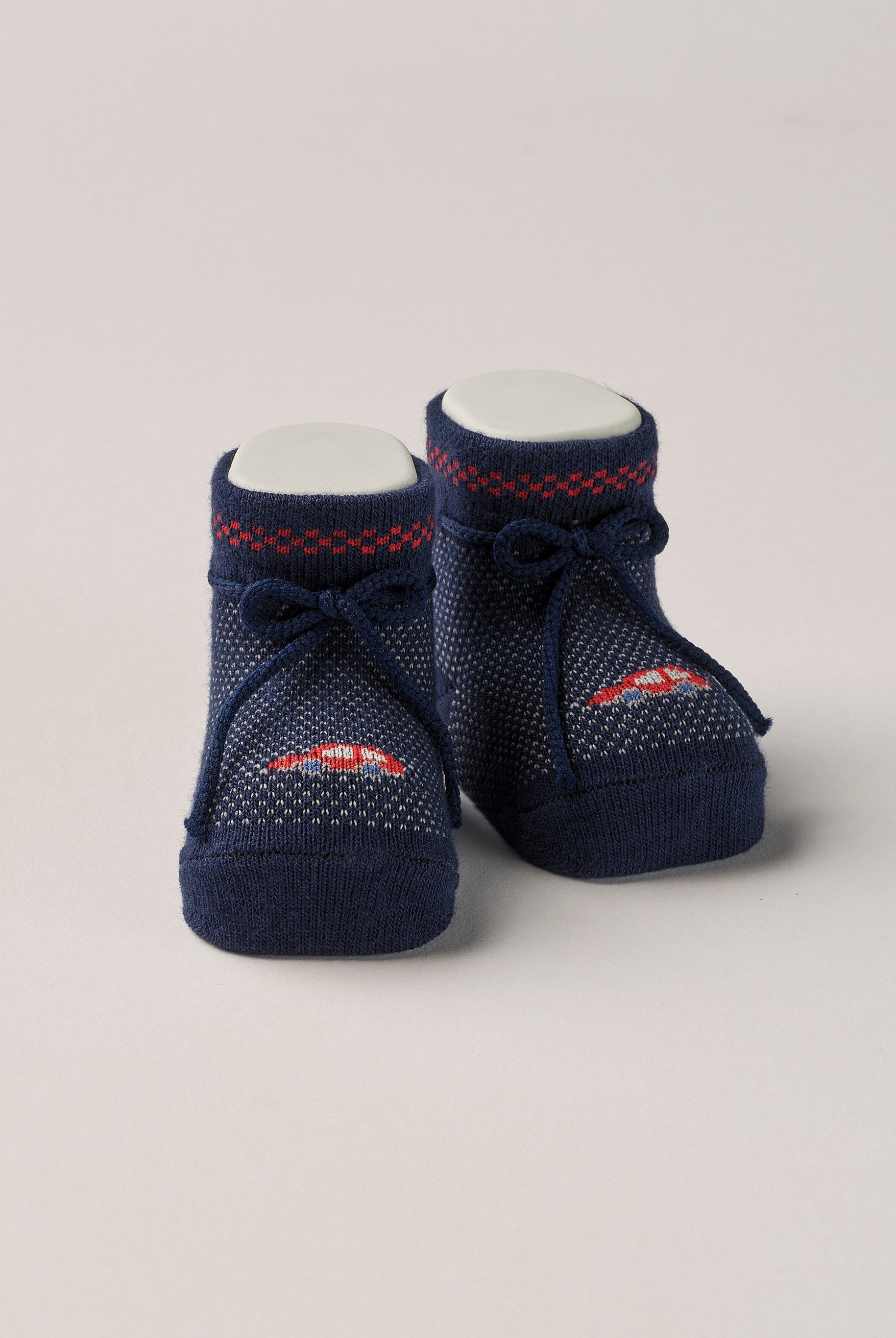 Die Baby Booties mit eingewebten Autos eignen sich perfekt als Geschenk für Babypartys oder als süße Schwangerschaftsankündigung für Freunde und Verwandte. Die feine Schnürung bietet besonderen Halt am Fuß. Unsere Scarpine werden in einer ansprechenden Geschenkbox präsentiert.
Höchste Qualität, bestes Preis-Leistungs-Verhältnis MADE IN ITALY.