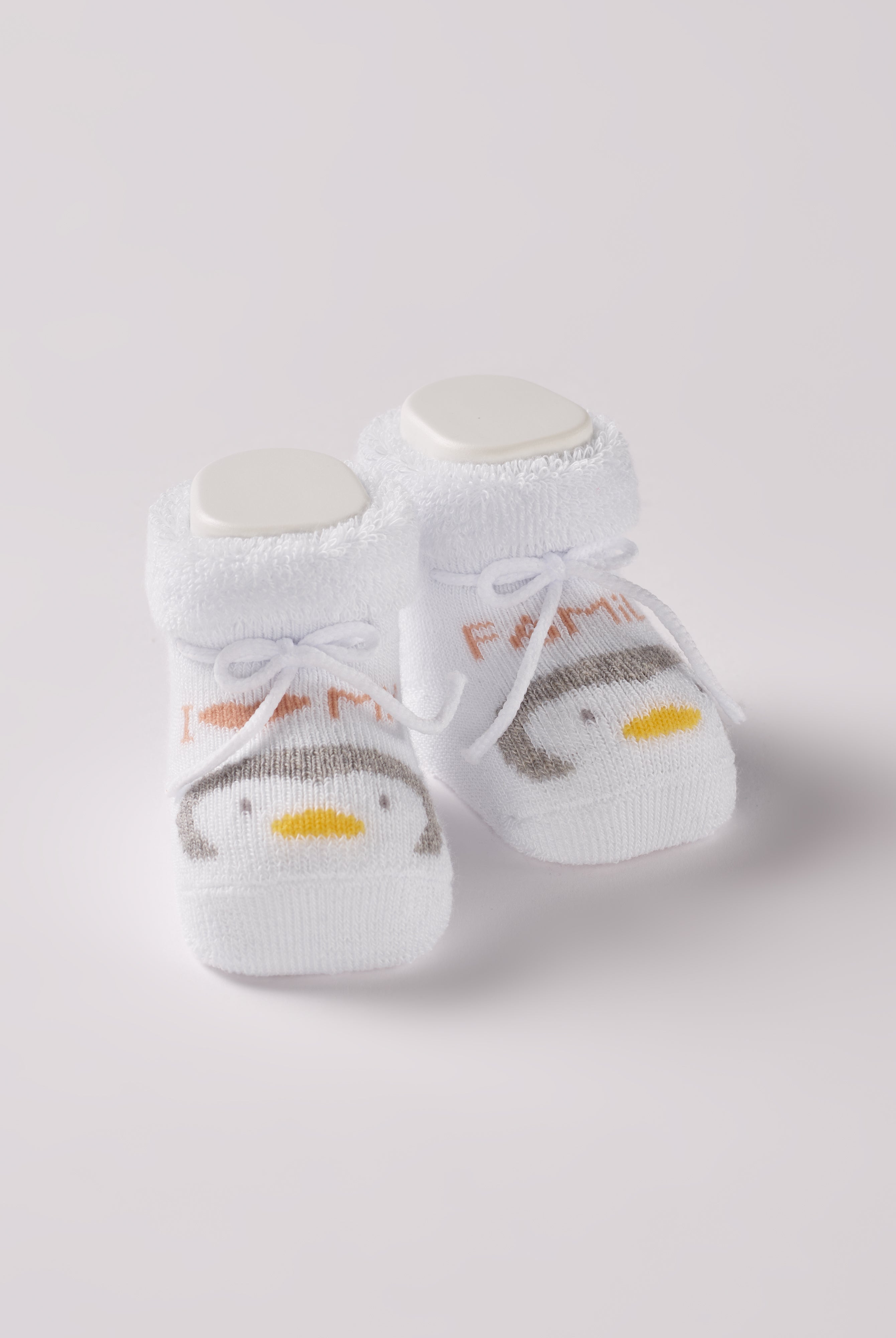Die flauschigen Baby Booties verfügen über eine niedliche eingewebte Botschaft. Sie eignen sich perfekt als Geschenk für Babypartys oder als süße Schwangerschaftsankündigung für Freunde und Verwandte. Die feine Schnürung bietet besonderen Halt am Fuß und die eingewebten Pinguin Muster verleihen den AMIO Firenze Scarpine eine verspielte Note. Unsere Scarpine werden in einer ansprechenden Geschenkbox präsentiert.
Höchste Qualität, bestes Preis-Leistungs-Verhältnis MADE IN ITALY.