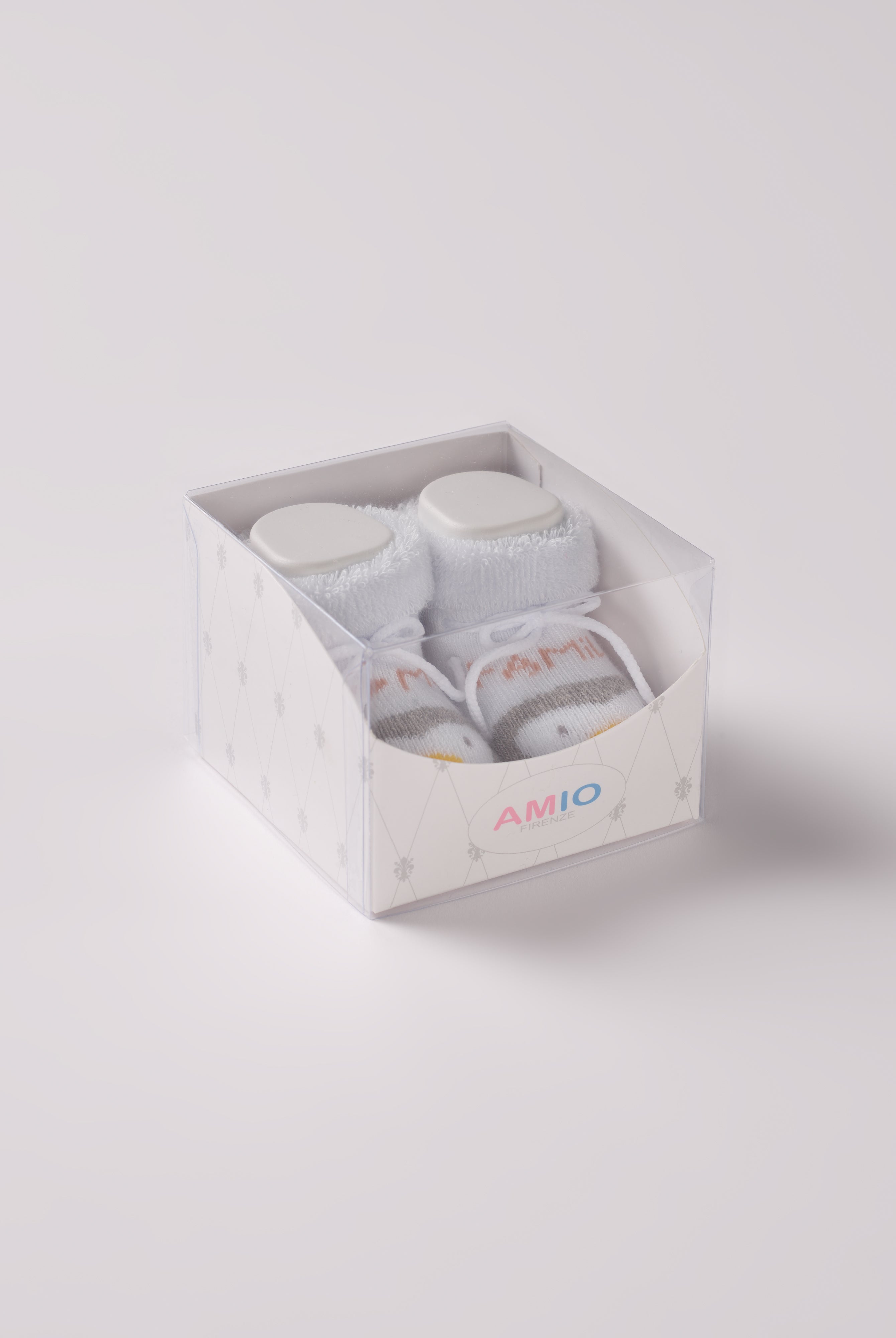 Die flauschigen Baby Booties verfügen über eine niedliche eingewebte Botschaft. Sie eignen sich perfekt als Geschenk für Babypartys oder als süße Schwangerschaftsankündigung für Freunde und Verwandte. Die feine Schnürung bietet besonderen Halt am Fuß und die eingewebten Pinguin Muster verleihen den AMIO Firenze Scarpine eine verspielte Note. Unsere Scarpine werden in einer ansprechenden Geschenkbox präsentiert.
Höchste Qualität, bestes Preis-Leistungs-Verhältnis MADE IN ITALY.