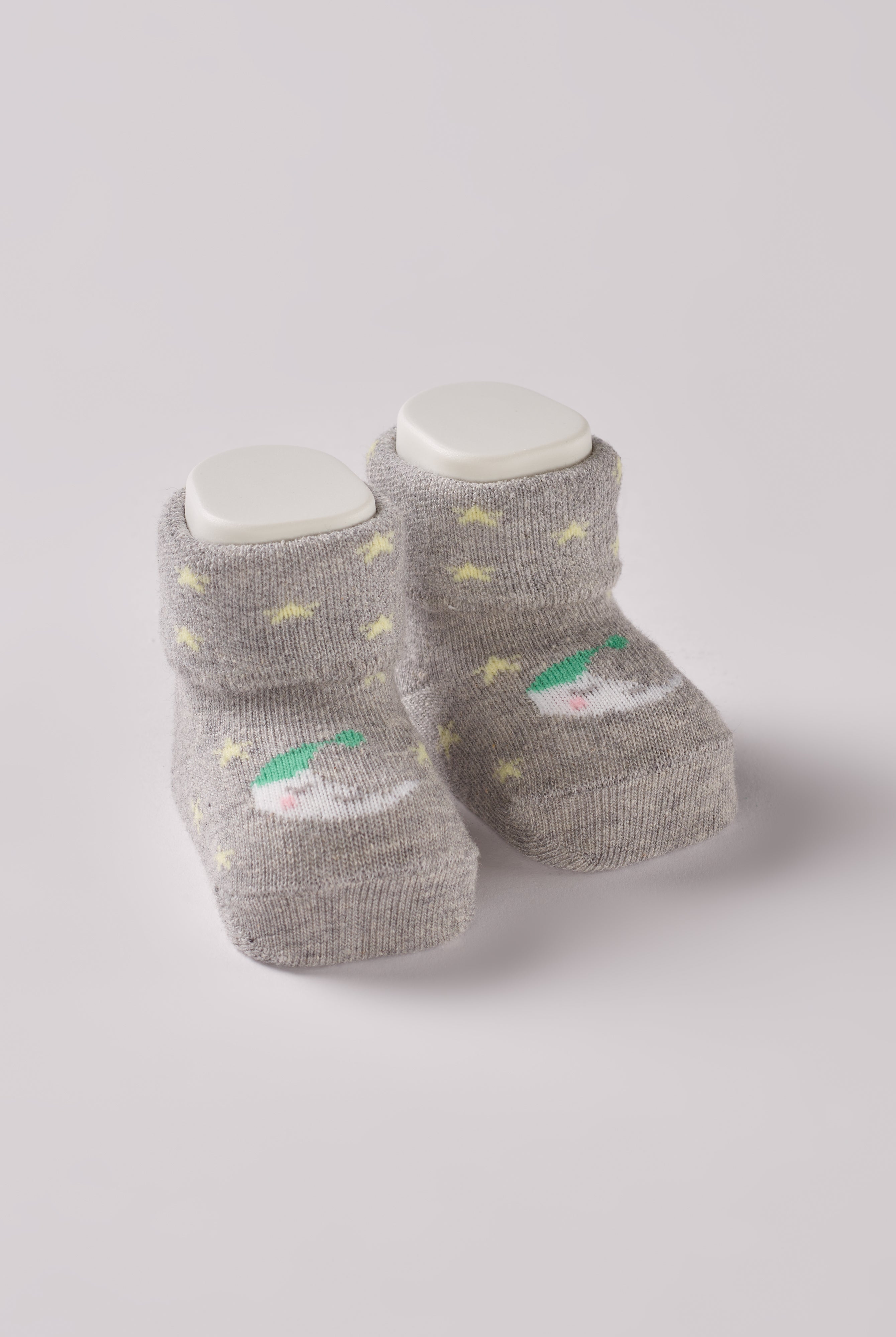 Die grauen Baby Booties verfügen über eingewebte Halbmonde und eignen sich perfekt als Geschenk für Babypartys oder als süße Schwangerschaftsankündigung für Freunde und Verwandte. Unsere Scarpine werden in einer ansprechenden Geschenkbox präsentiert.
Höchste Qualität, bestes Preis-Leistungs-Verhältnis MADE IN ITALY.