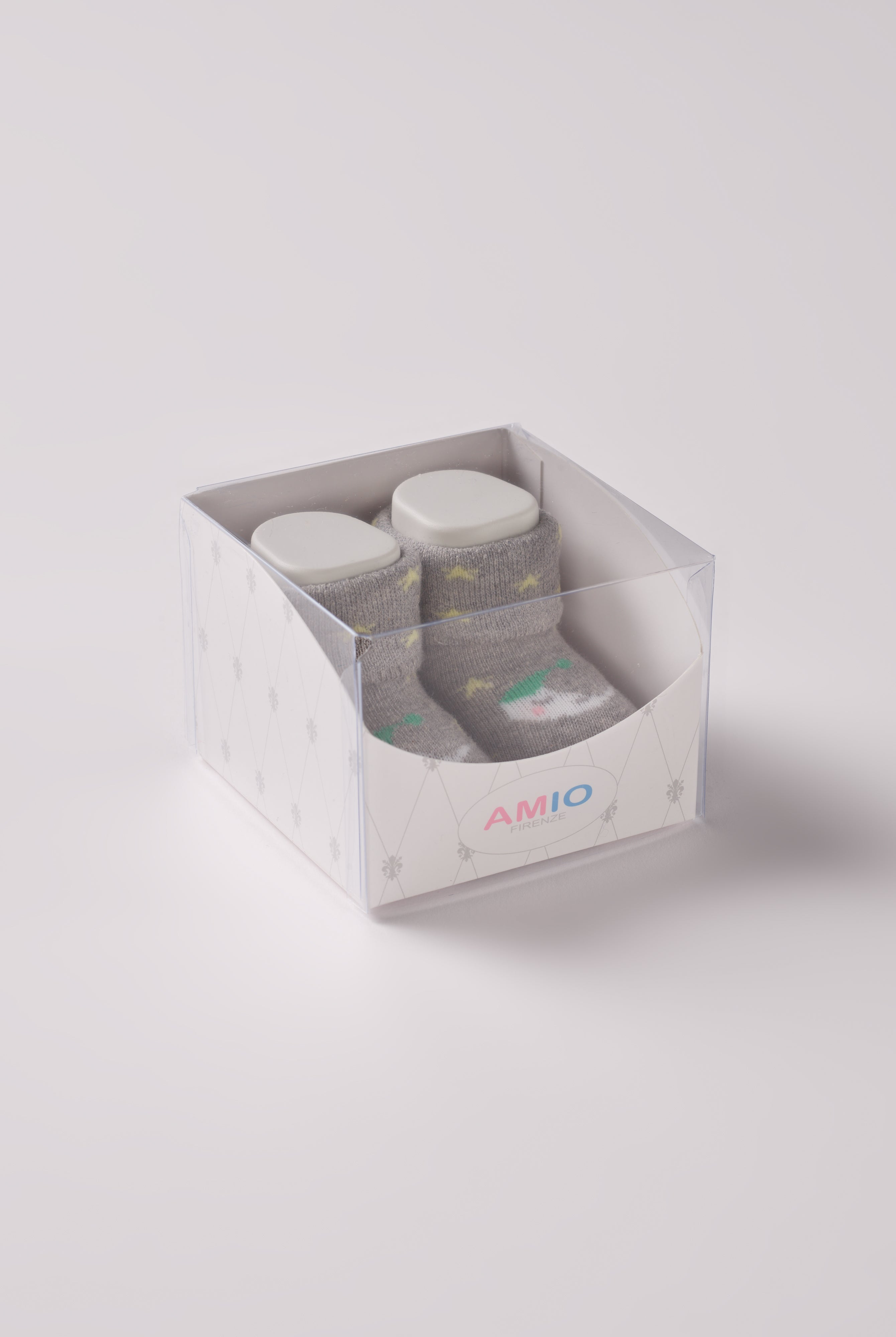 Die grauen Baby Booties verfügen über eingewebte Halbmonde und eignen sich perfekt als Geschenk für Babypartys oder als süße Schwangerschaftsankündigung für Freunde und Verwandte. Unsere Scarpine werden in einer ansprechenden Geschenkbox präsentiert.
Höchste Qualität, bestes Preis-Leistungs-Verhältnis MADE IN ITALY.