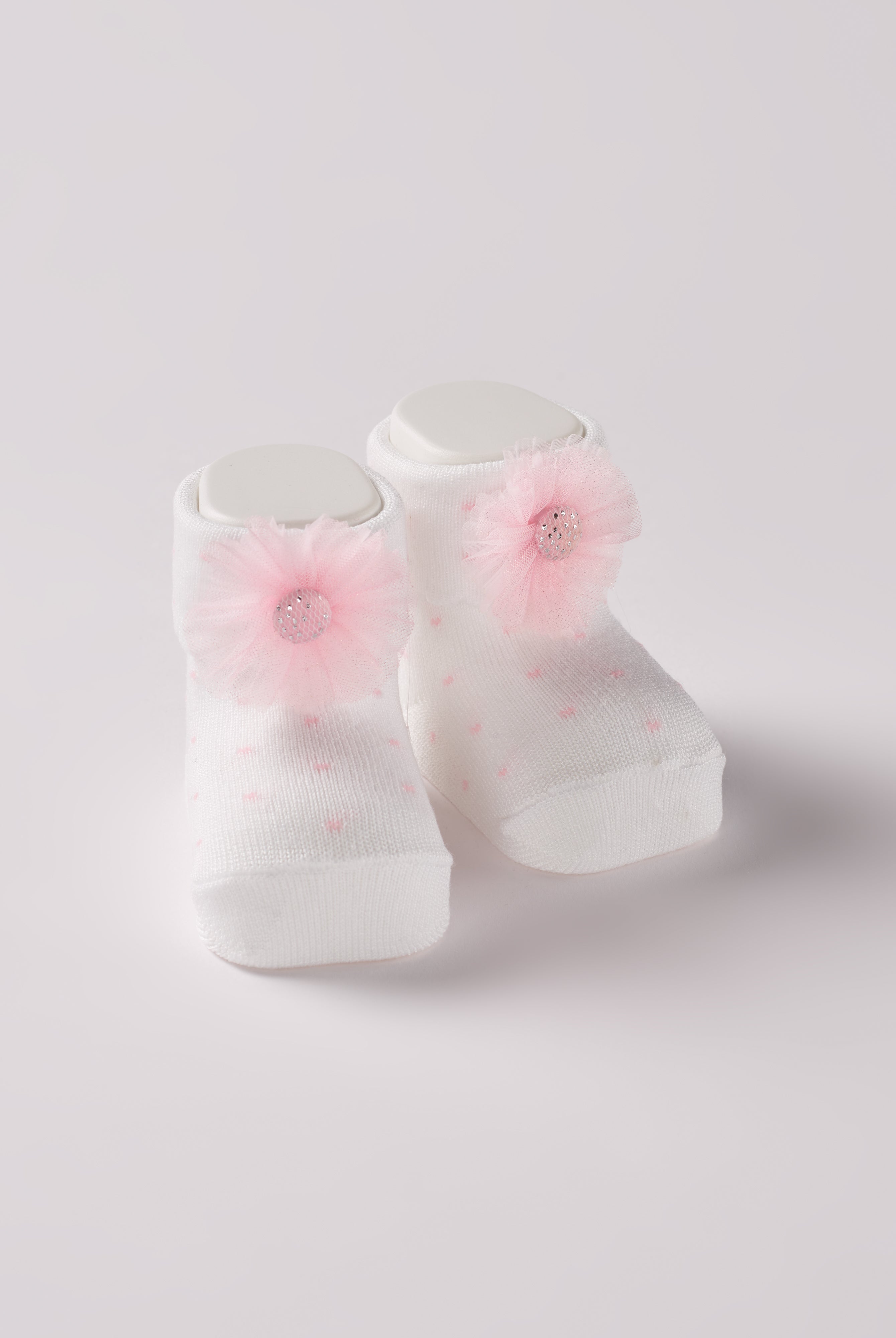 Die weißen Baby Booties mit rosafarbenen Punkten und Tüll-Blumen eignen sich perfekt als Geschenk für Babypartys oder als süße Schwangerschaftsankündigung für Freunde und Verwandte. Unsere Scarpine werden in einer ansprechenden Geschenkbox präsentiert.
Höchste Qualität, bestes Preis-Leistungs-Verhältnis MADE IN ITALY.
