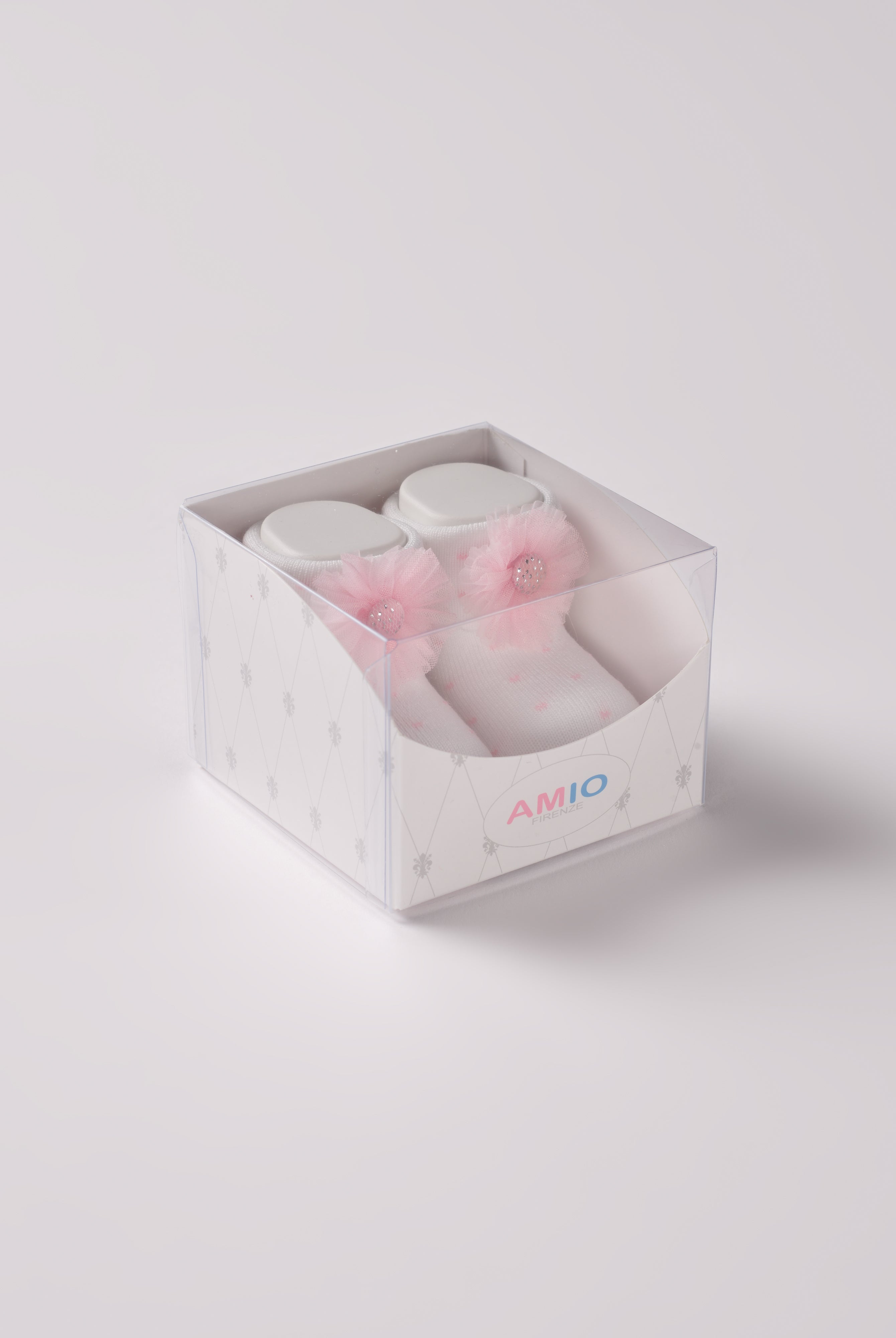 Die weißen Baby Booties mit rosafarbenen Punkten und Tüll-Blumen eignen sich perfekt als Geschenk für Babypartys oder als süße Schwangerschaftsankündigung für Freunde und Verwandte. Unsere Scarpine werden in einer ansprechenden Geschenkbox präsentiert.
Höchste Qualität, bestes Preis-Leistungs-Verhältnis MADE IN ITALY.