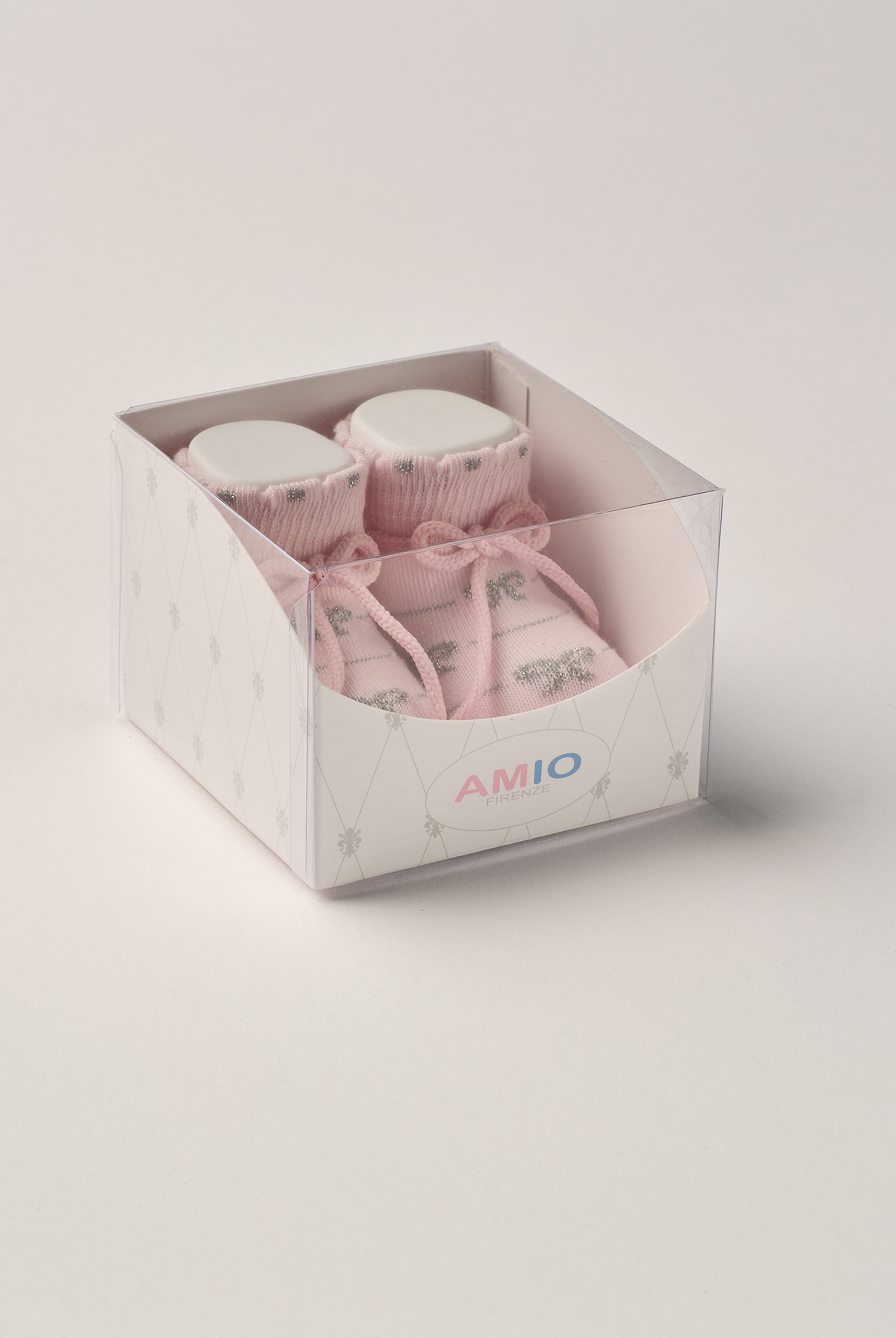 Die rosafarbigen Baby Booties mit eingewebten Schleifen und glänzenden Fäden eignen sich perfekt als Geschenk für Babypartys oder als süße Schwangerschaftsankündigung für Freunde und Verwandte. Die feine Schnürung bietet besonderen Halt am Fuß. Unsere Scarpine werden in einer ansprechenden Geschenkbox präsentiert.
Höchste Qualität, bestes Preis-Leistungs-Verhältnis MADE IN ITALY.