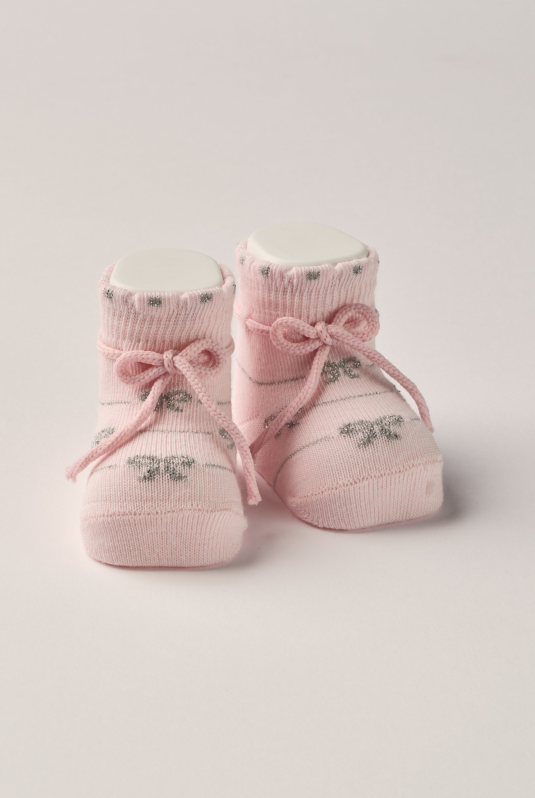 Die rosafarbigen Baby Booties mit eingewebten Schleifen und glänzenden Fäden eignen sich perfekt als Geschenk für Babypartys oder als süße Schwangerschaftsankündigung für Freunde und Verwandte. Die feine Schnürung bietet besonderen Halt am Fuß. Unsere Scarpine werden in einer ansprechenden Geschenkbox präsentiert.
Höchste Qualität, bestes Preis-Leistungs-Verhältnis MADE IN ITALY.