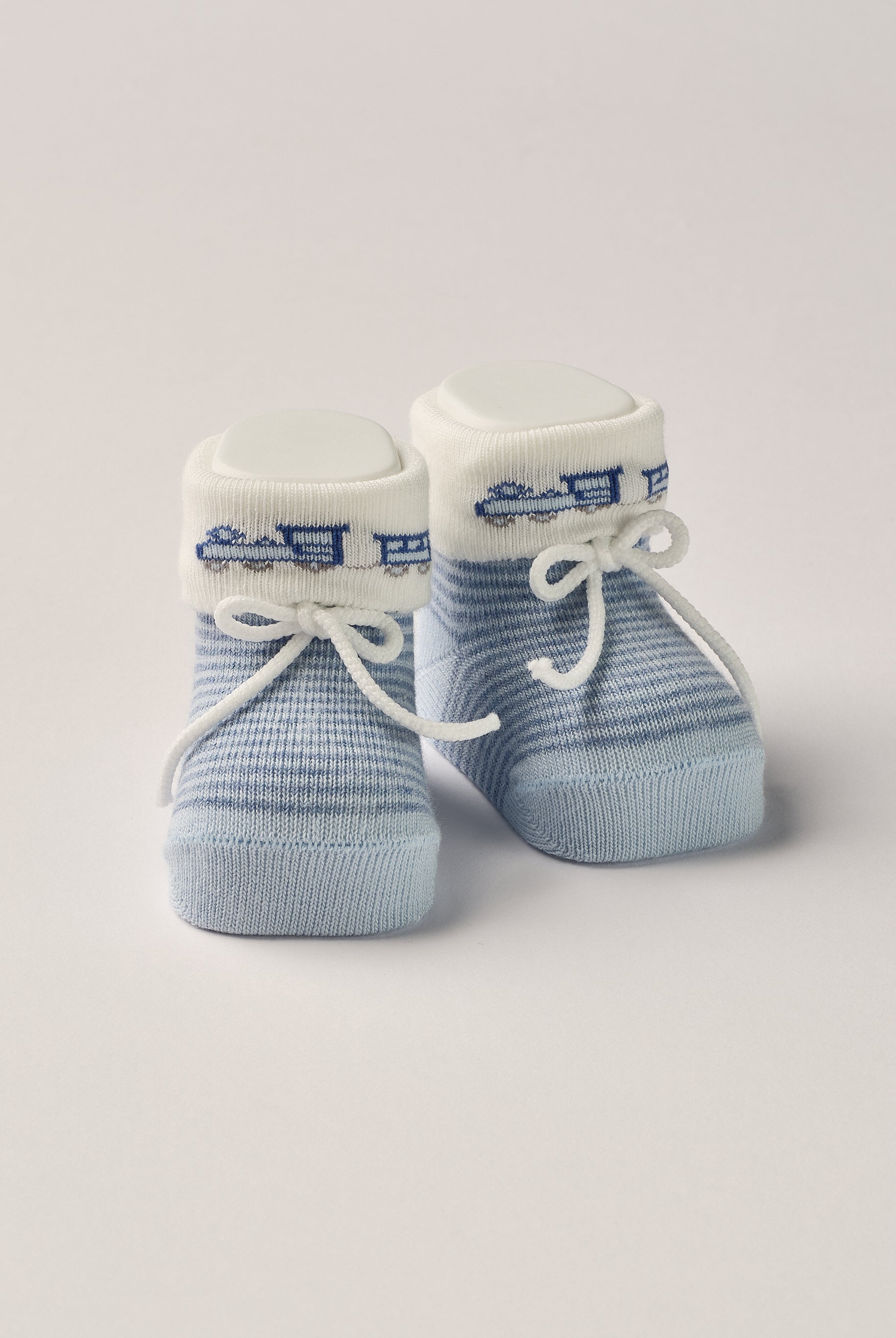 Die gestreiften Baby Booties verfügen über eingewebte Lokomotiven und eignen sich perfekt als Geschenk für Babypartys oder als süße Schwangerschaftsankündigung für Freunde und Verwandte. Die feine Schnürung bietet besonderen Halt am Fuß. Unsere Scarpine werden in einer ansprechenden Geschenkbox präsentiert.
Höchste Qualität, bestes Preis-Leistungs-Verhältnis MADE IN ITALY.