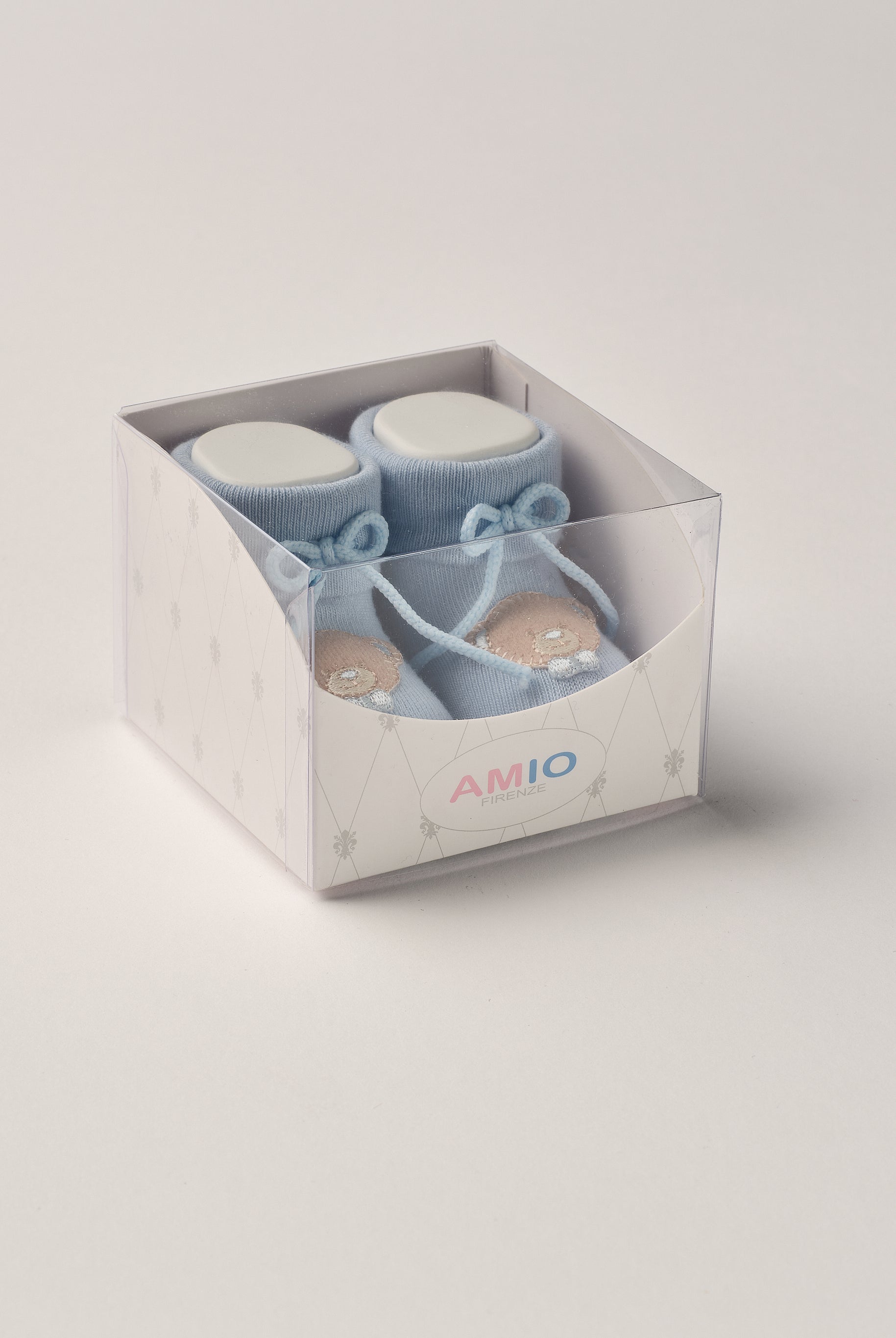 Die Baby Booties verfügen über eine niedliche Bärchen-Applikation und eignen sich perfekt als Geschenk für Babypartys oder als süße Schwangerschaftsankündigung für Freunde und Verwandte. Die feine Schnürung bietet besonderen Halt am Fuß. Unsere Scarpine werden in einer ansprechenden Geschenkbox präsentiert.
Höchste Qualität, bestes Preis-Leistungs-Verhältnis MADE IN ITALY.