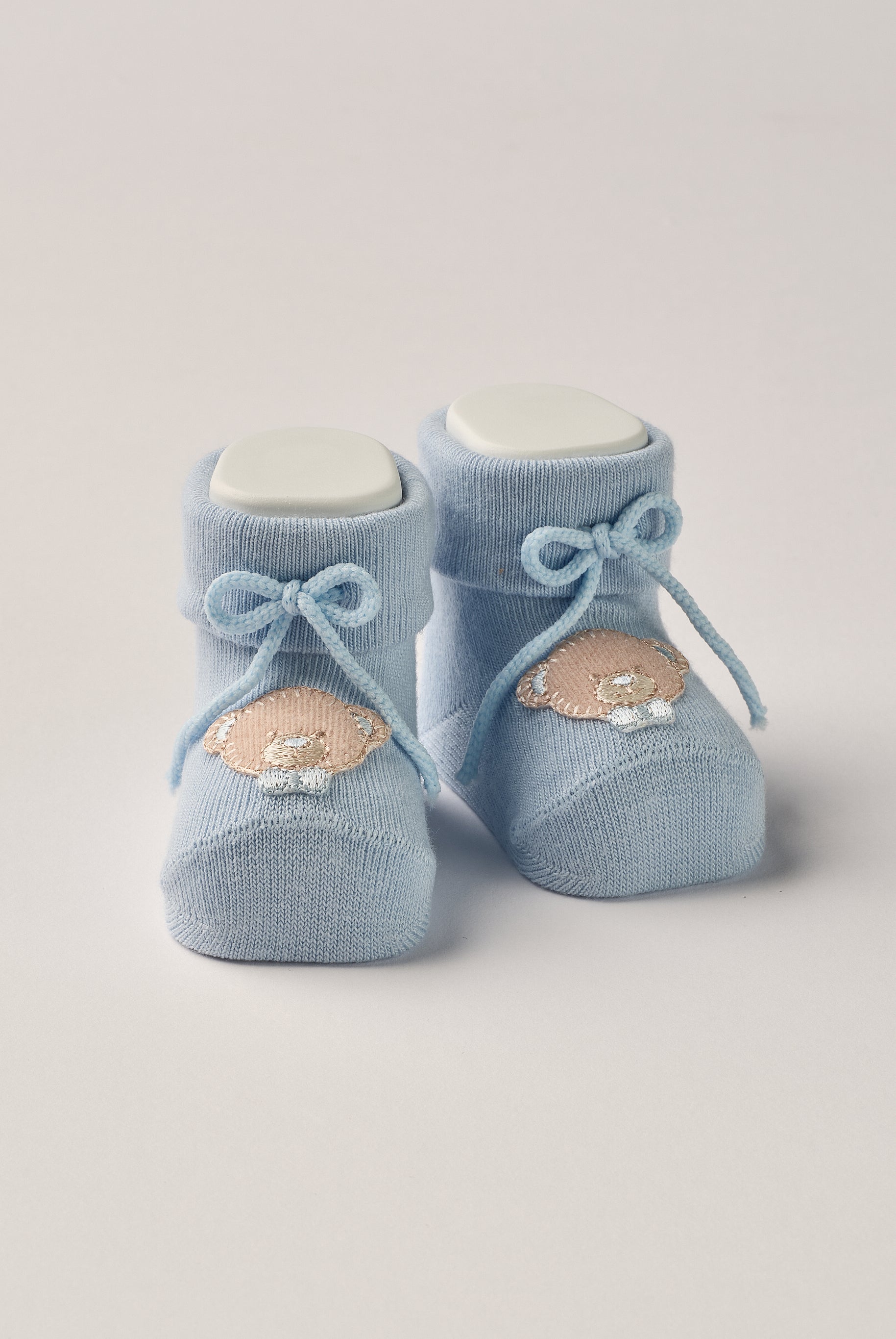 Die Baby Booties verfügen über eine niedliche Bärchen-Applikation und eignen sich perfekt als Geschenk für Babypartys oder als süße Schwangerschaftsankündigung für Freunde und Verwandte. Die feine Schnürung bietet besonderen Halt am Fuß. Unsere Scarpine werden in einer ansprechenden Geschenkbox präsentiert.
Höchste Qualität, bestes Preis-Leistungs-Verhältnis MADE IN ITALY.