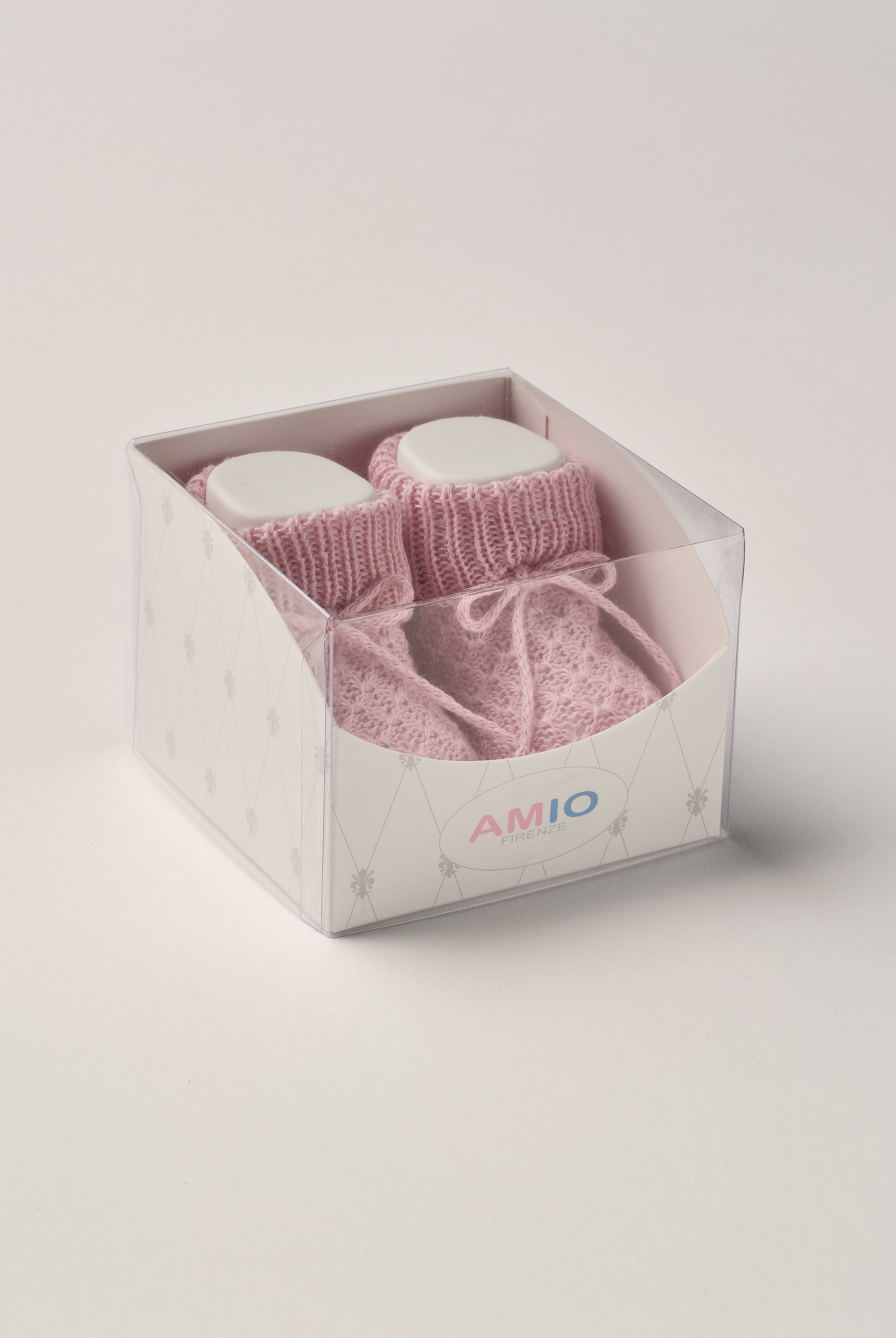 Die eleganten Strick Baby Booties aus Baumwolle von AMIO Firenze eignen sich perfekt als Geschenk für Babypartys oder als süße Schwangerschaftsankündigung für Freunde und Verwandte. Die feine Schnürung bietet besonderen Halt am Fuß. Der edle Strick verleiht den Scarpine eine luxuriöse Note, sodass sie sich als perfektes Accessoire auf einem Strampler eignen. Unsere Scarpine werden in einer ansprechenden Geschenkbox präsentiert.
Höchste Qualität, bestes Preis-Leistungs-Verhältnis MADE IN ITALY.