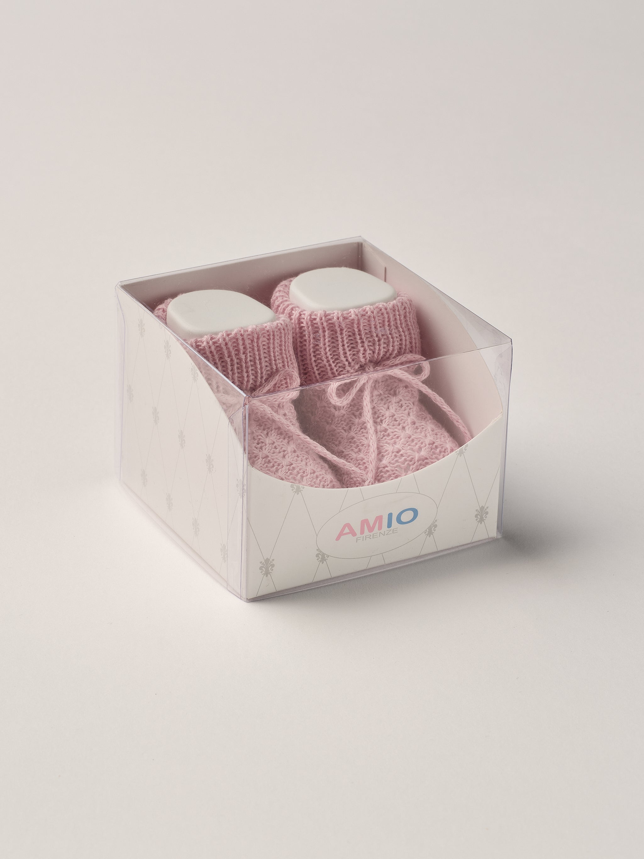 Die eleganten Strick Baby Booties aus Baumwolle von AMIO Firenze eignen sich perfekt als Geschenk für Babypartys oder als süße Schwangerschaftsankündigung für Freunde und Verwandte. Die feine Schnürung bietet besonderen Halt am Fuß. Der edle Strick verleiht den Scarpine eine luxuriöse Note, sodass sie sich als perfektes Accessoire auf einem Strampler eignen. Unsere Scarpine werden in einer ansprechenden Geschenkbox präsentiert.
Höchste Qualität, bestes Preis-Leistungs-Verhältnis MADE IN ITALY.