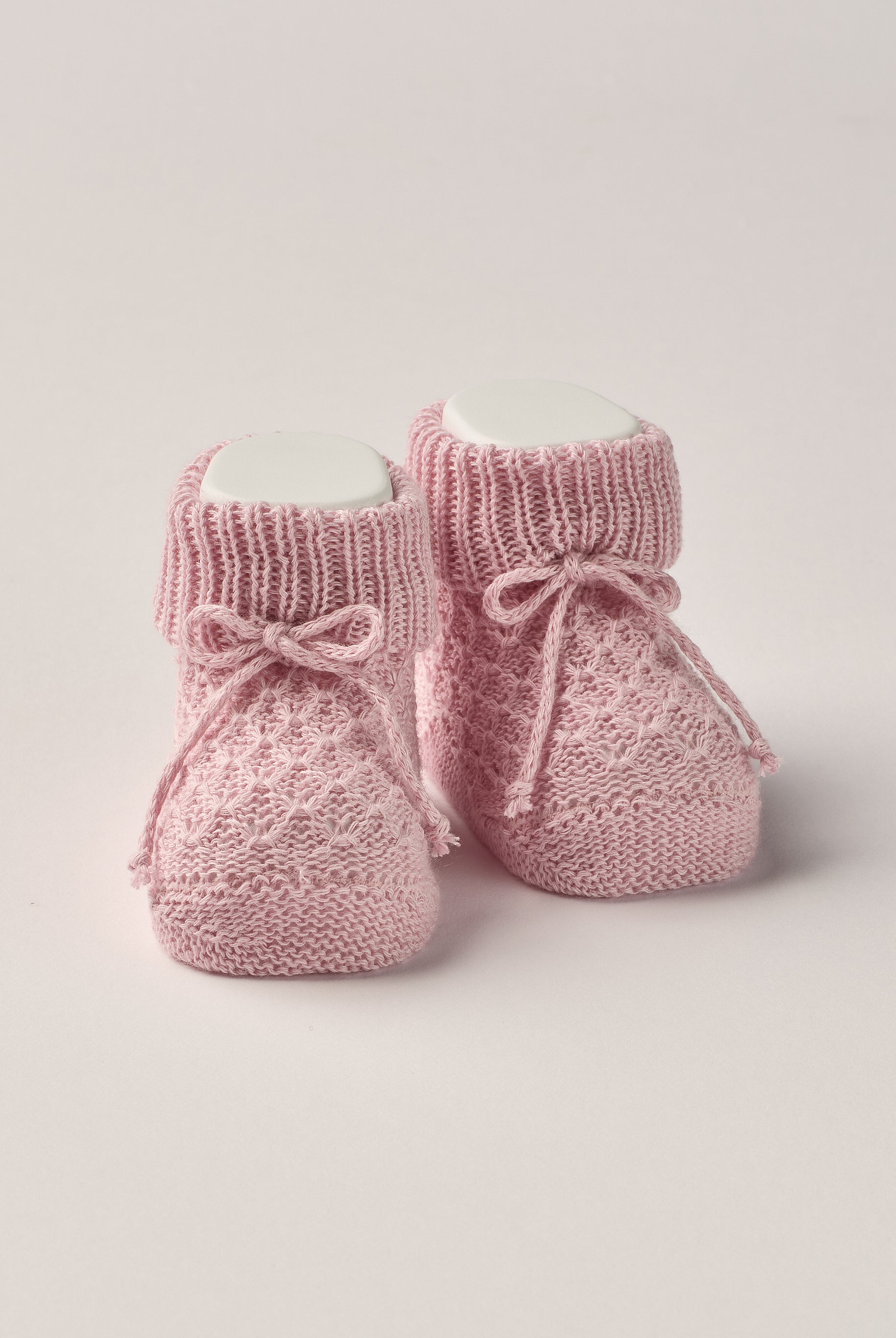 Die eleganten Strick Baby Booties aus Baumwolle von AMIO Firenze eignen sich perfekt als Geschenk für Babypartys oder als süße Schwangerschaftsankündigung für Freunde und Verwandte. Die feine Schnürung bietet besonderen Halt am Fuß. Der edle Strick verleiht den Scarpine eine luxuriöse Note, sodass sie sich als perfektes Accessoire auf einem Strampler eignen. Unsere Scarpine werden in einer ansprechenden Geschenkbox präsentiert.
Höchste Qualität, bestes Preis-Leistungs-Verhältnis MADE IN ITALY.