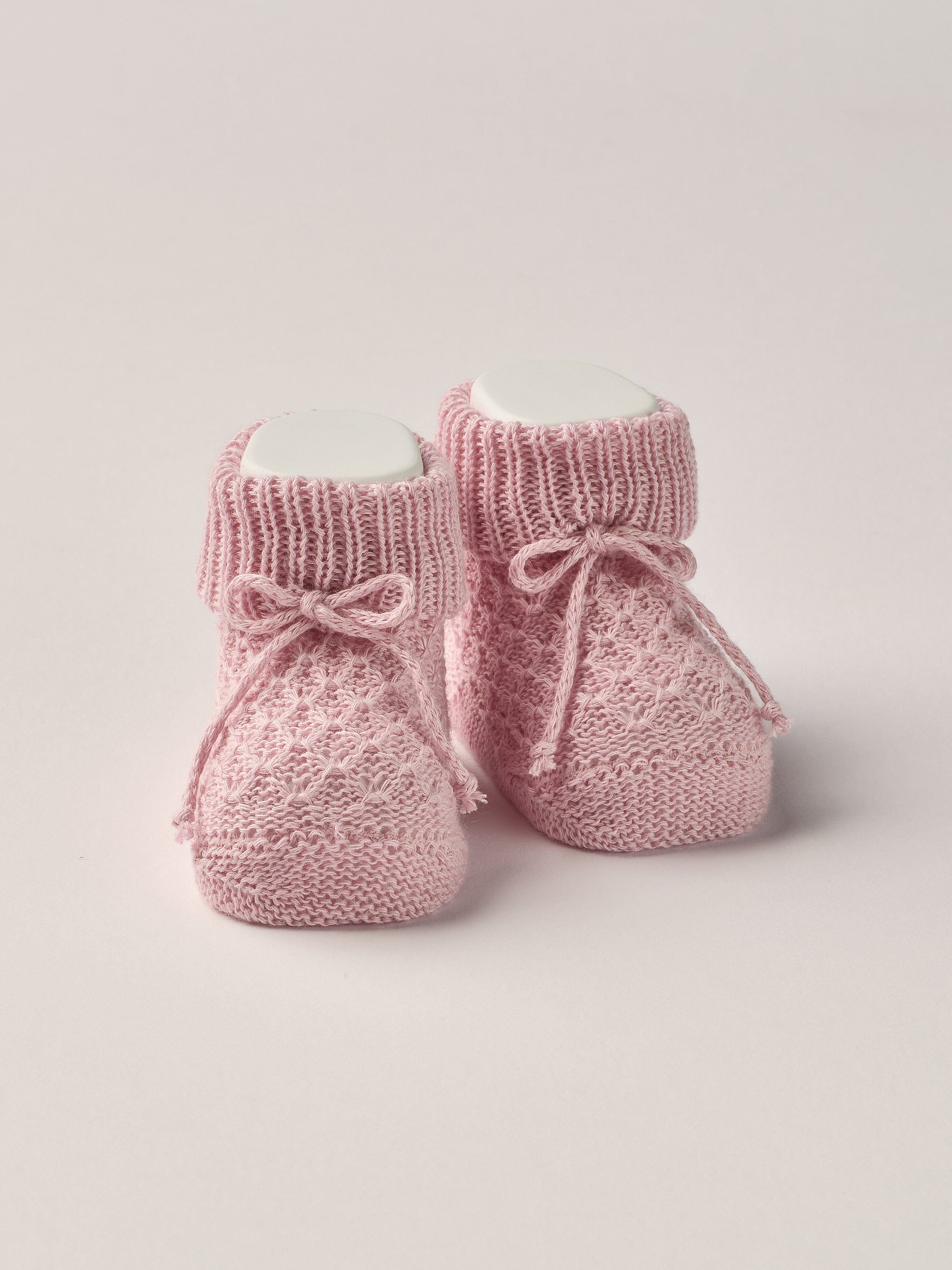 Die eleganten Strick Baby Booties aus Baumwolle von AMIO Firenze eignen sich perfekt als Geschenk für Babypartys oder als süße Schwangerschaftsankündigung für Freunde und Verwandte. Die feine Schnürung bietet besonderen Halt am Fuß. Der edle Strick verleiht den Scarpine eine luxuriöse Note, sodass sie sich als perfektes Accessoire auf einem Strampler eignen. Unsere Scarpine werden in einer ansprechenden Geschenkbox präsentiert.
Höchste Qualität, bestes Preis-Leistungs-Verhältnis MADE IN ITALY.